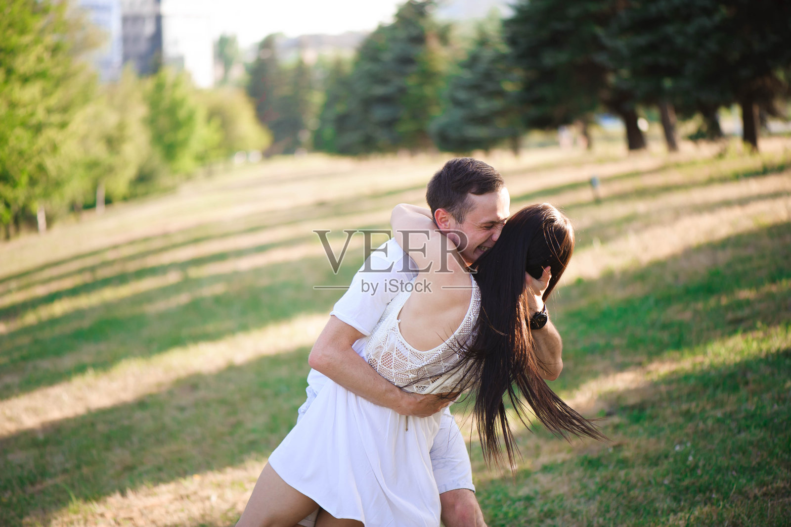 一个童话森林里的爱情故事，一个男孩和一个女孩。青年在自然界中。照片摄影图片