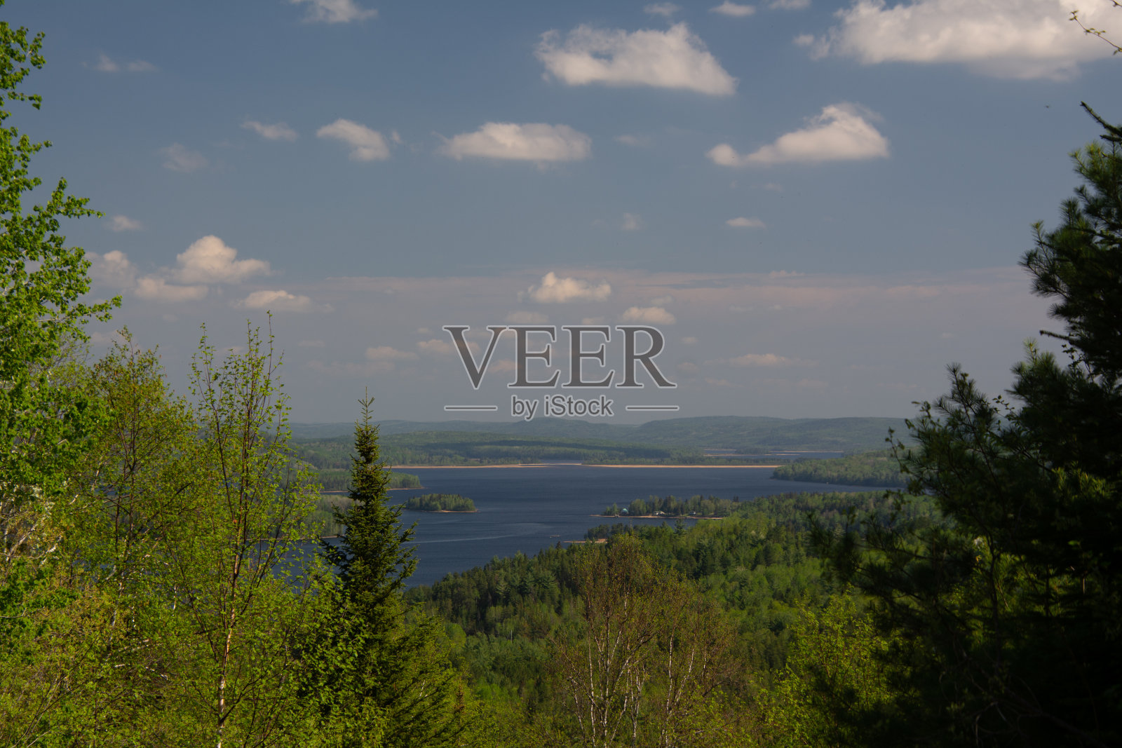 魁北克的加拿大森林中的巨大湖泊照片摄影图片