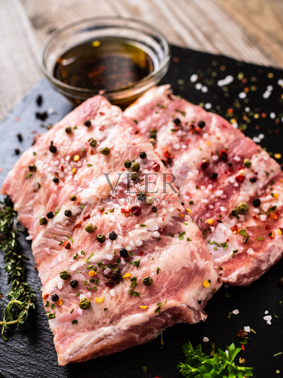 生排骨放在黑石砧板上照片摄影图片