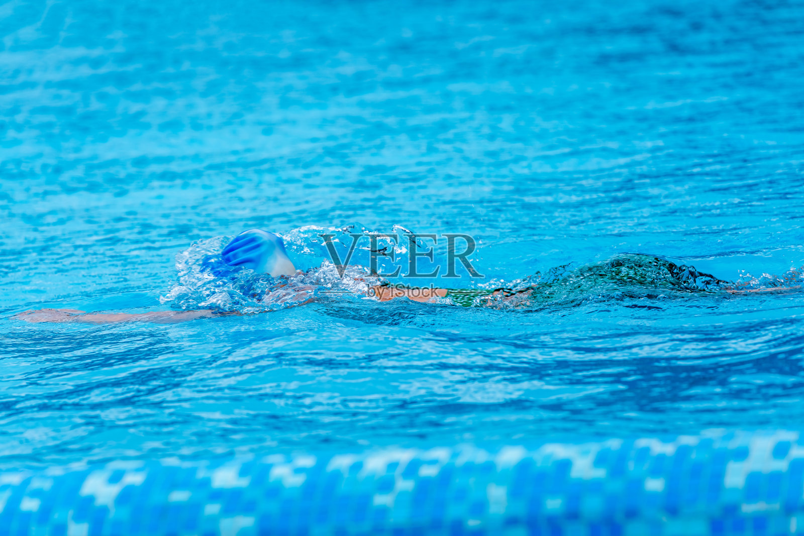 在游泳池里游泳的人照片摄影图片