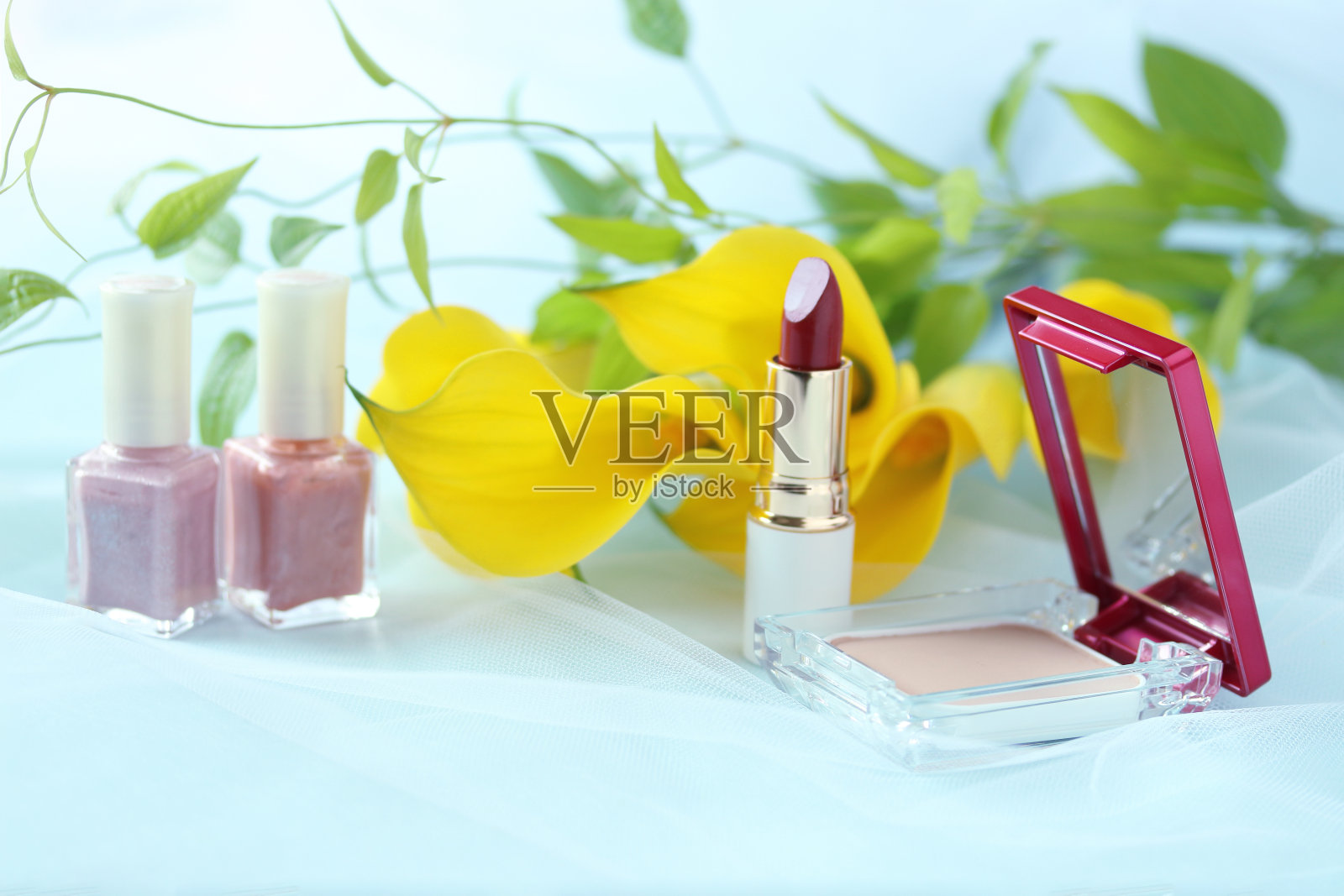 化妆品和马蹄莲照片摄影图片