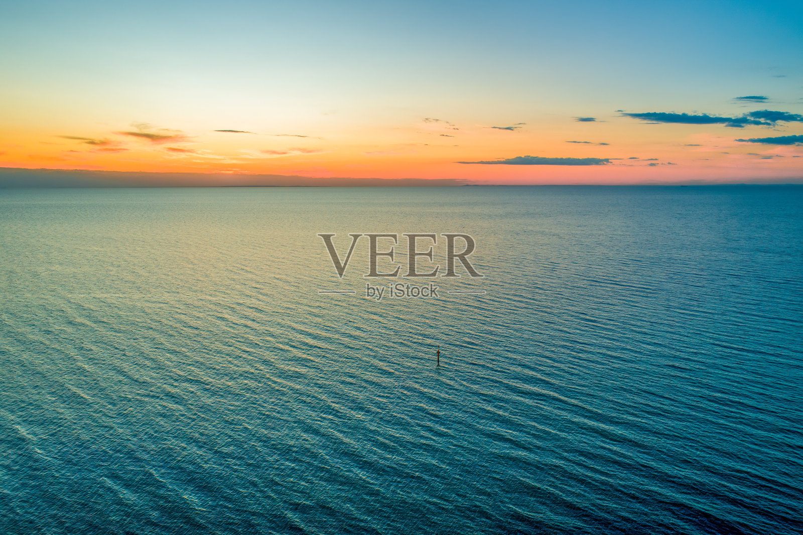 美丽的极简主义海景黄昏水上鸟瞰图与复制空间照片摄影图片