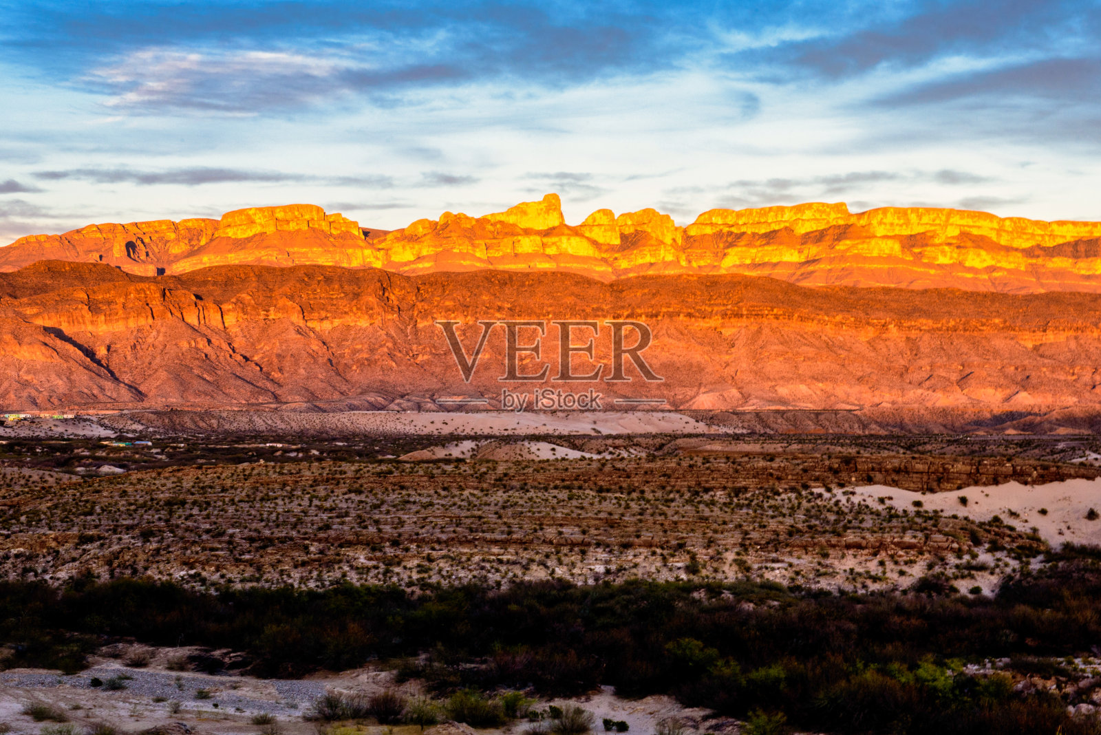 傍晚的金色光芒照片摄影图片