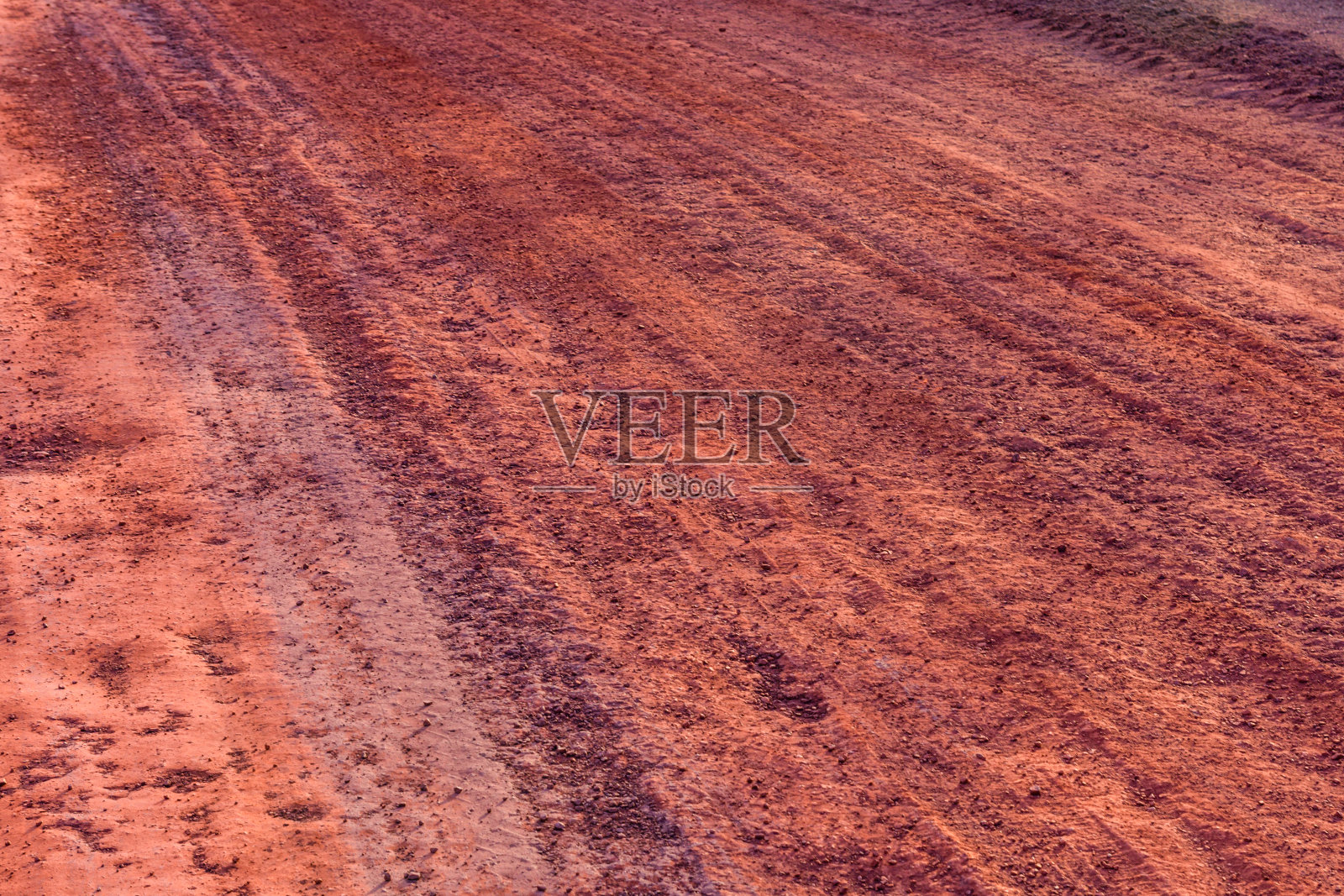 被铁矿污染的红土公路。环境污染照片摄影图片