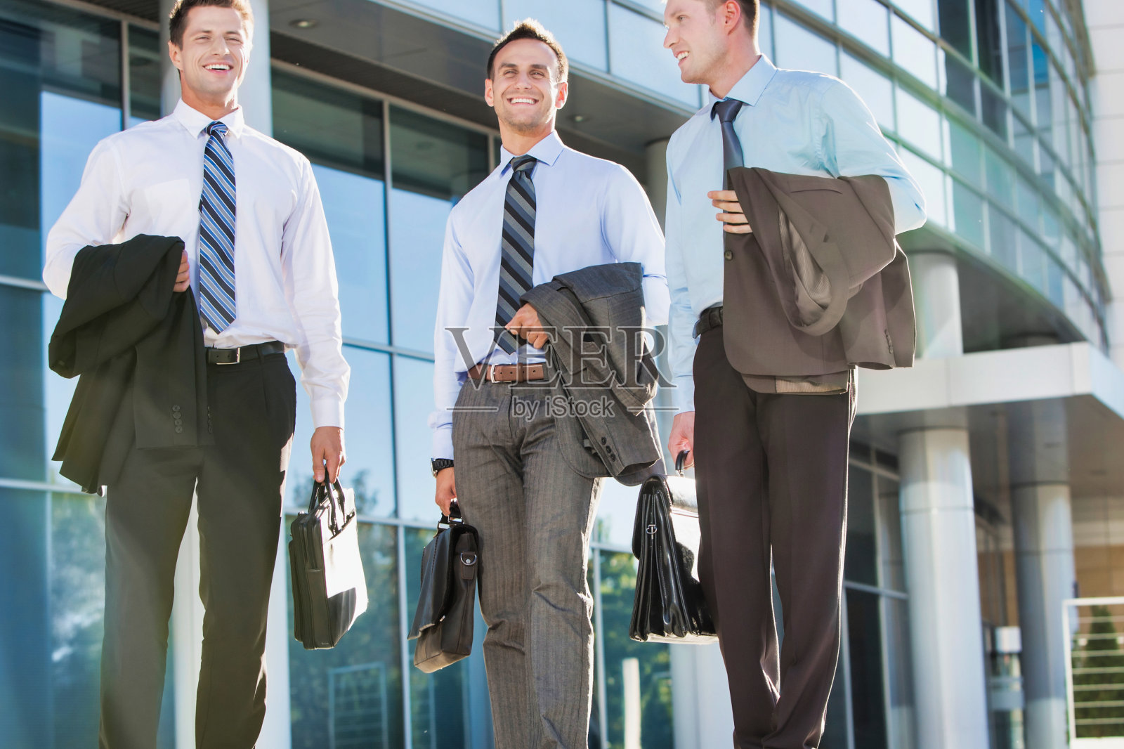 成熟迷人的商人下班后边走边谈照片摄影图片