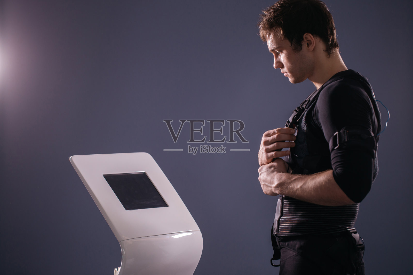 帅哥肖像附近的电肌肉刺激机照片摄影图片