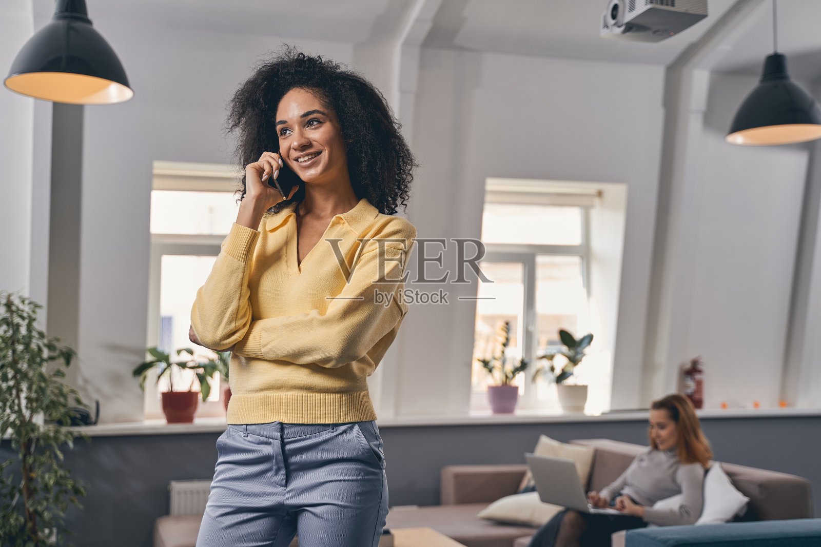 愉快的漂亮女士在用智能手机聊天照片摄影图片
