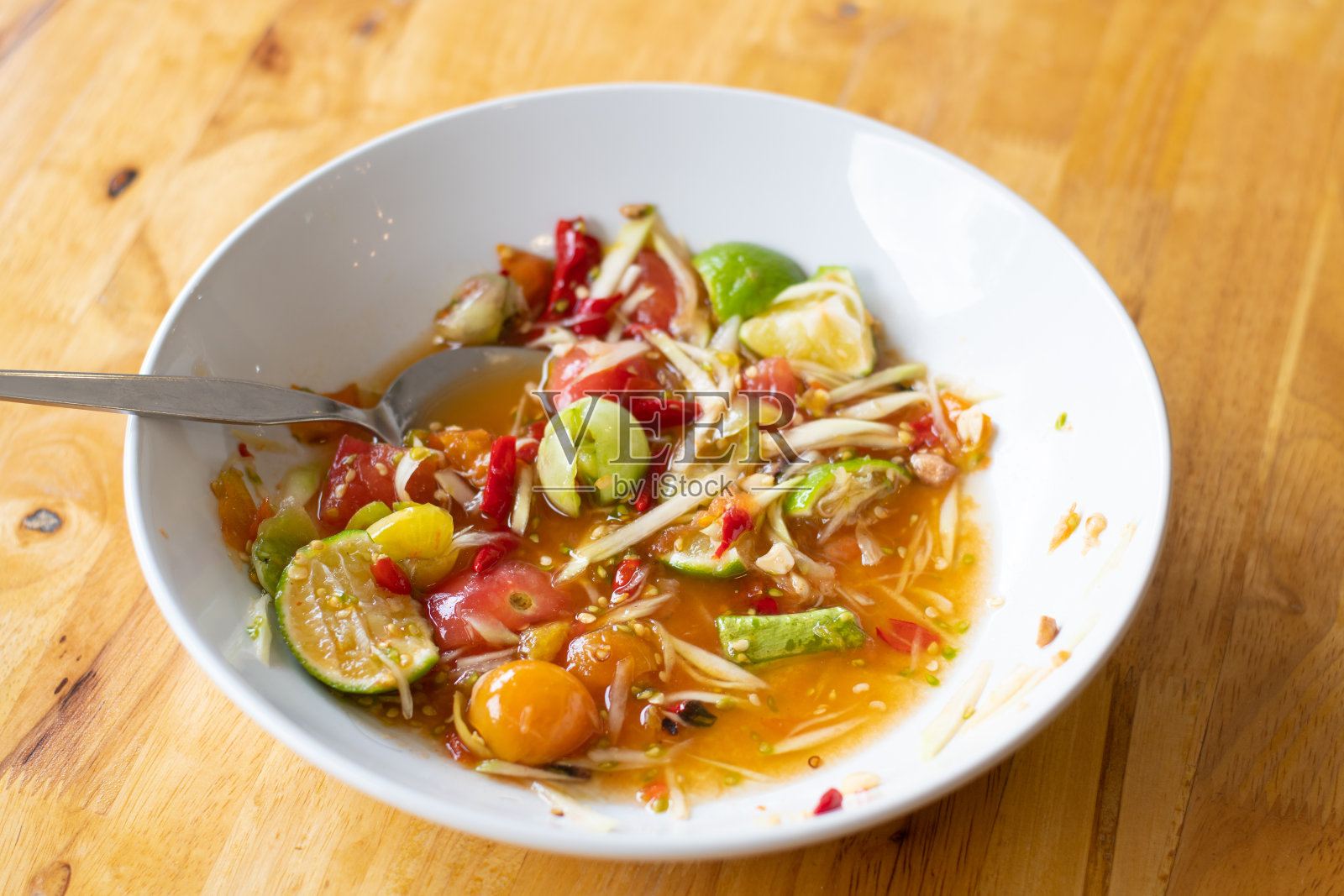 吃完食物后，盘子还没有洗干净。照片摄影图片