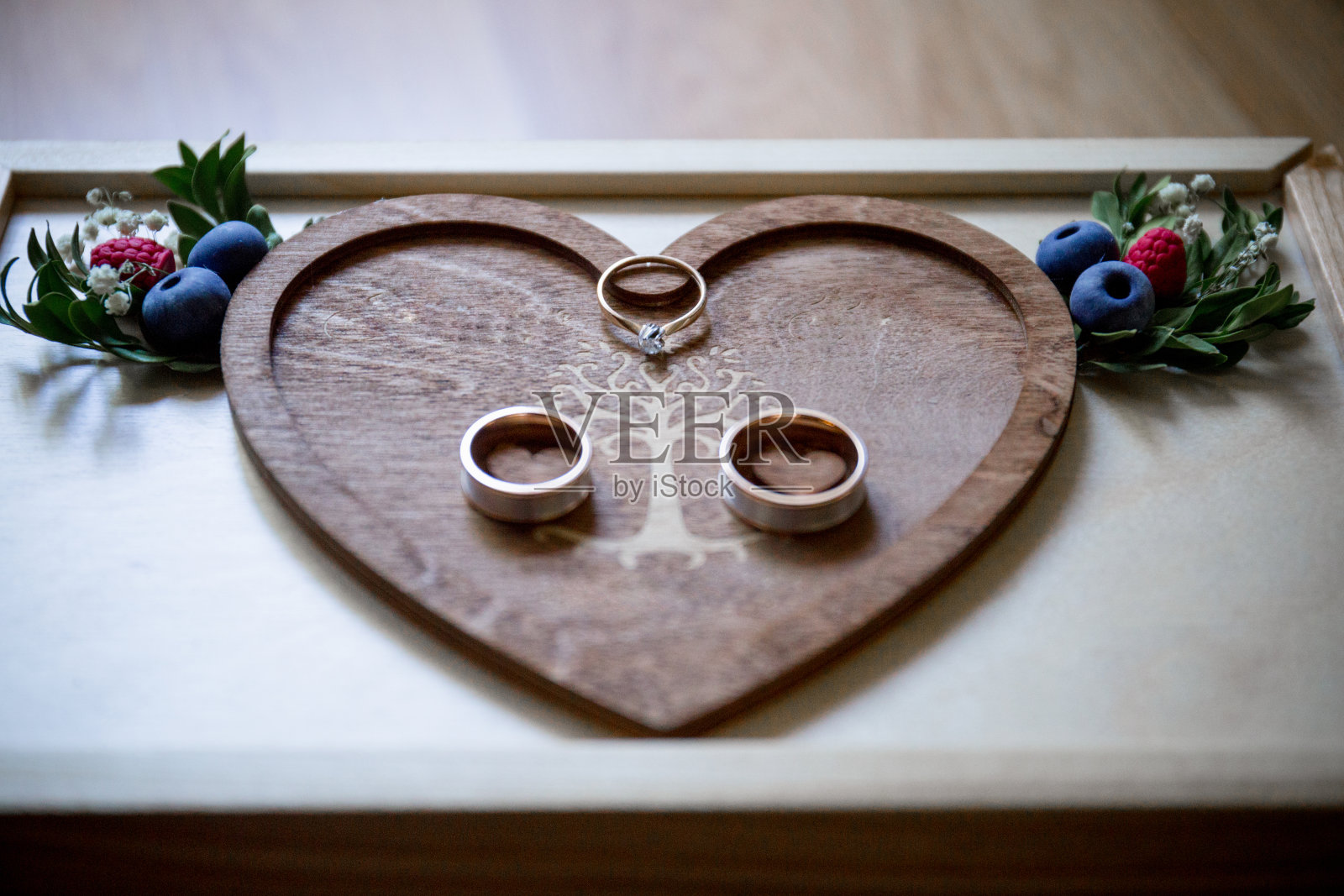 木盒里装着结婚金戒指照片摄影图片