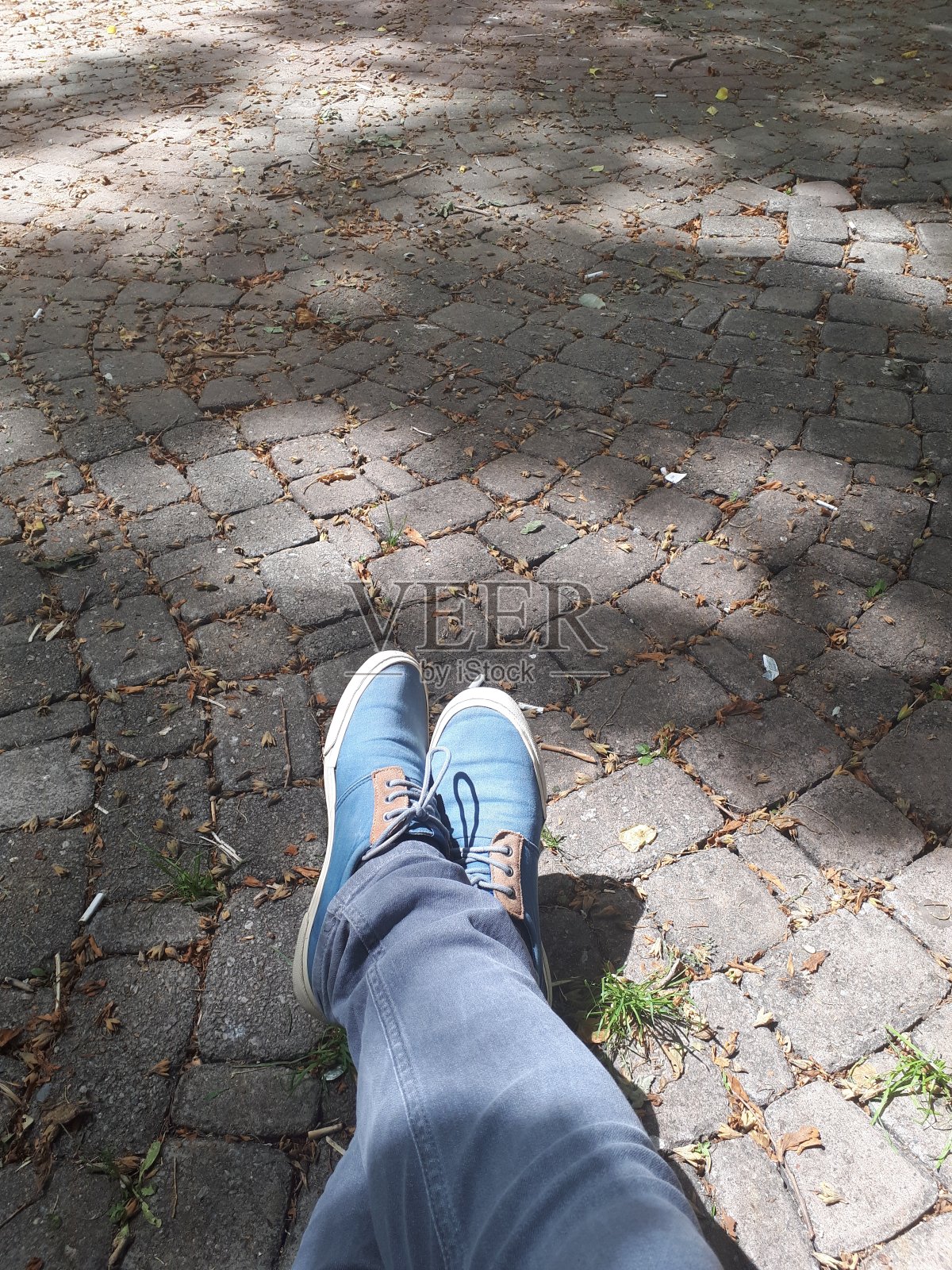 双脚踩在石头花园地板上照片摄影图片