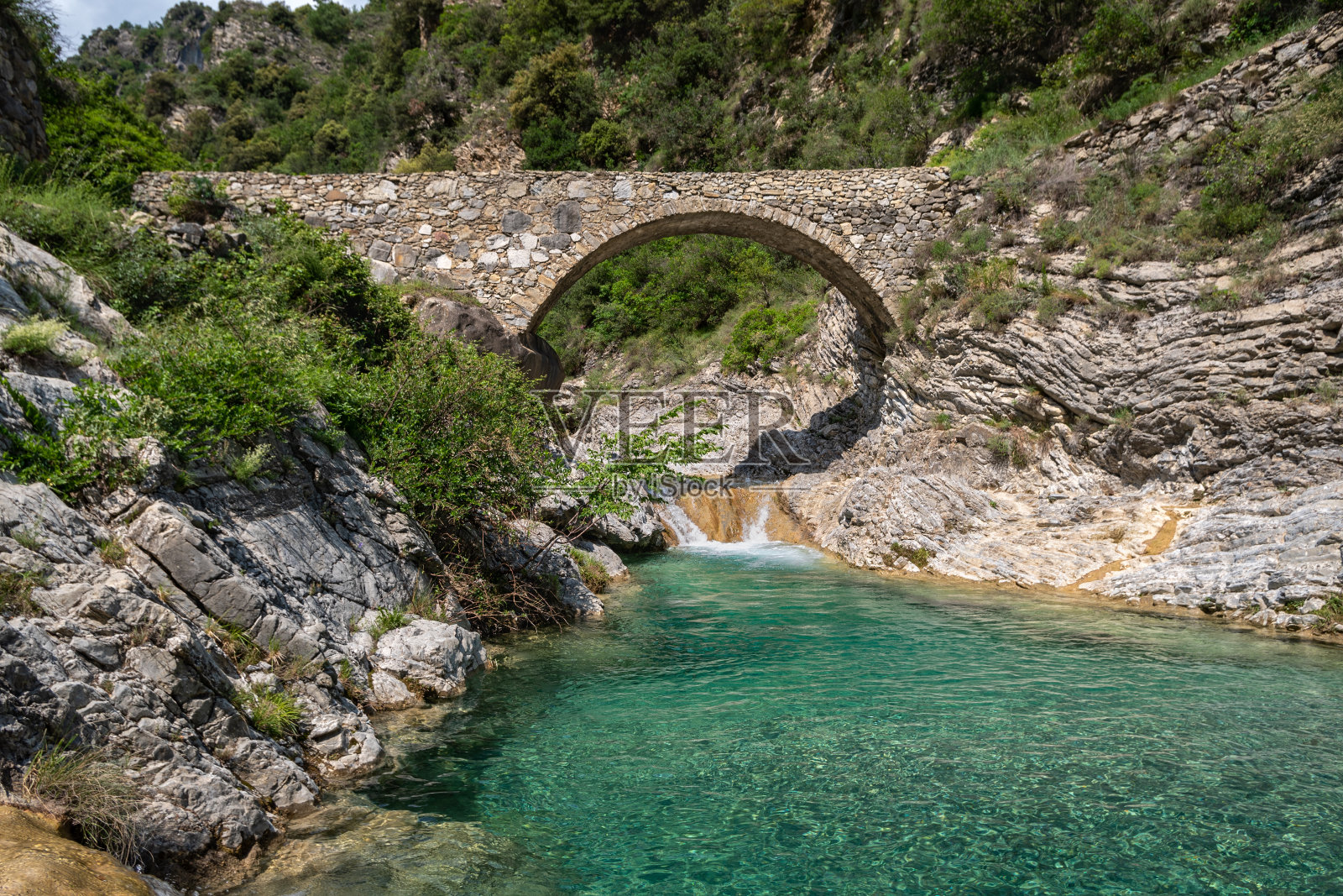 意大利西北部利古里亚阿尔卑斯山脉中的石桥照片摄影图片
