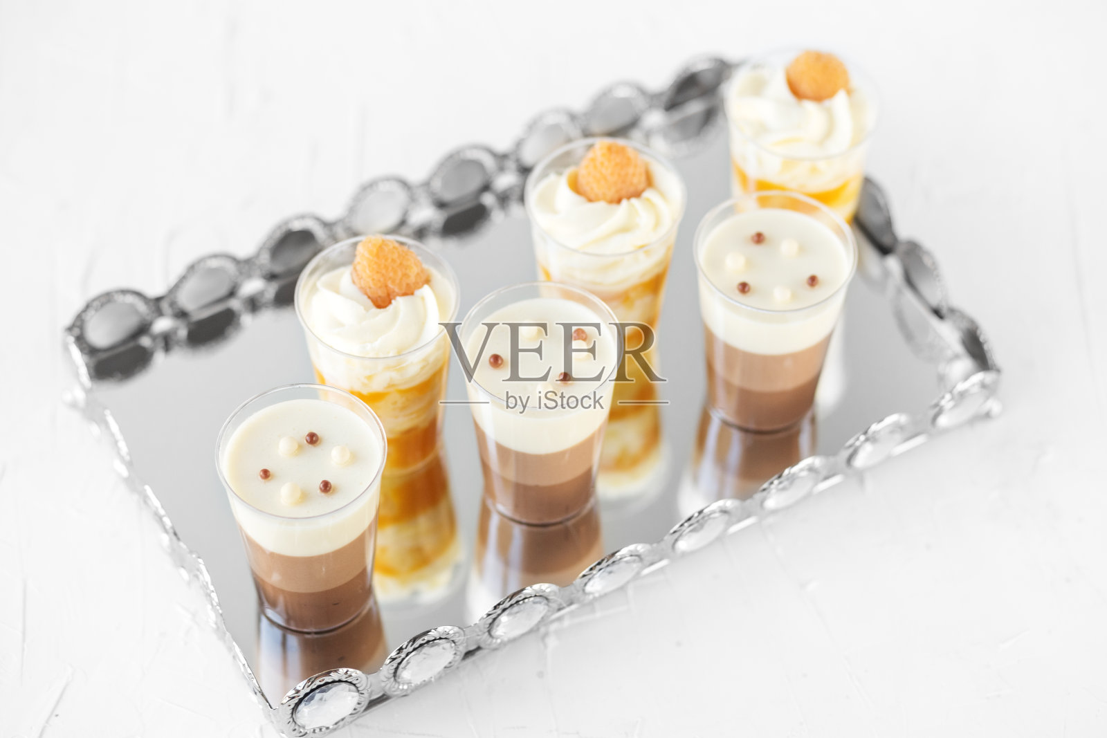 一套美味的奶油甜点。美丽的托盘。食品、甜点、糕点、餐饮的概念。照片摄影图片