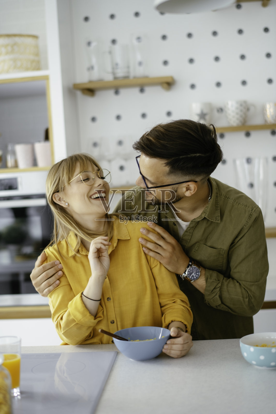 年轻夫妇在家里做早餐照片摄影图片