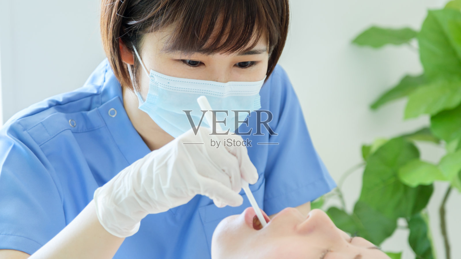 亚洲医生在医院进行体检照片摄影图片