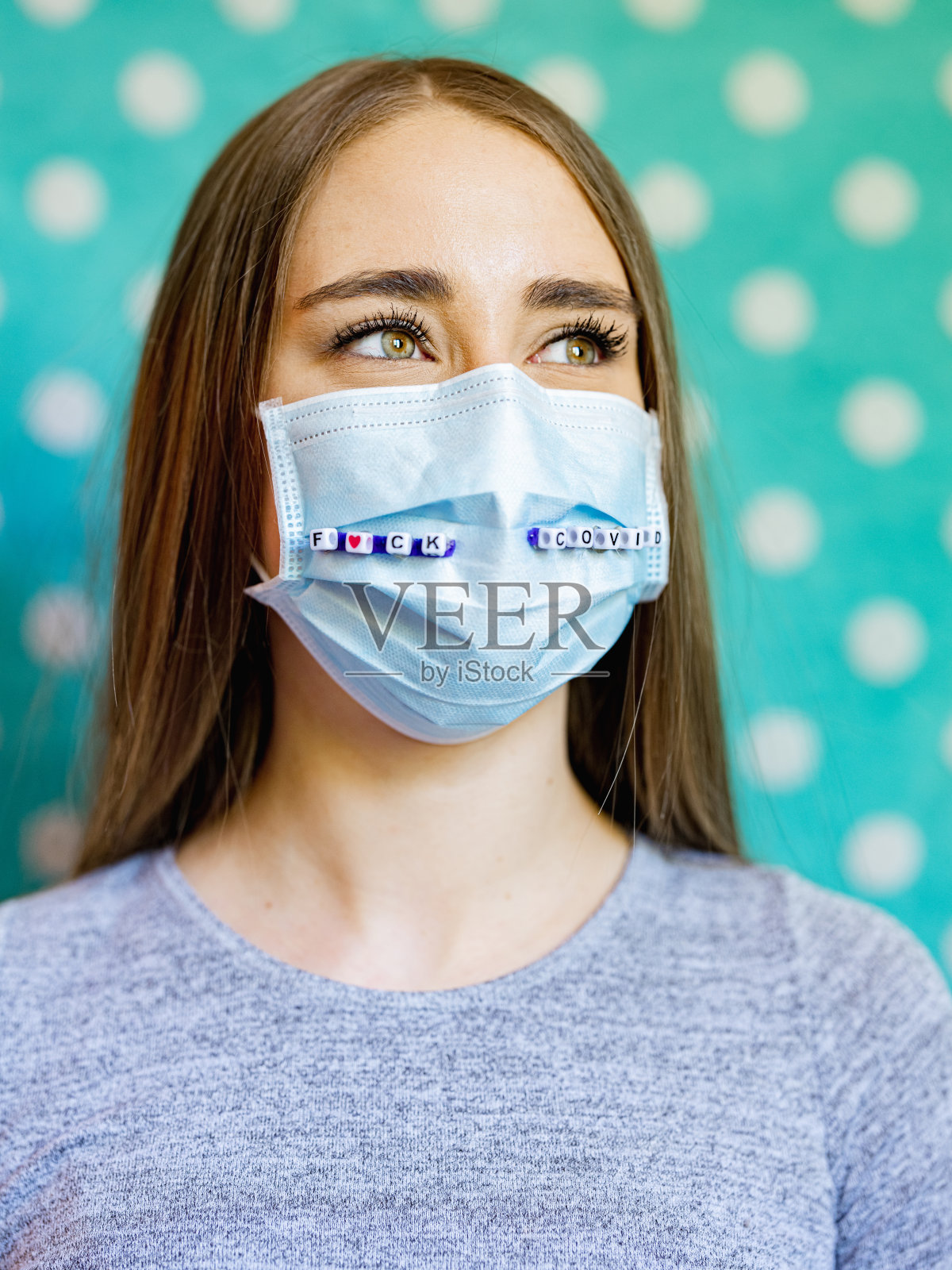 年轻女子戴着艺术面具照片摄影图片