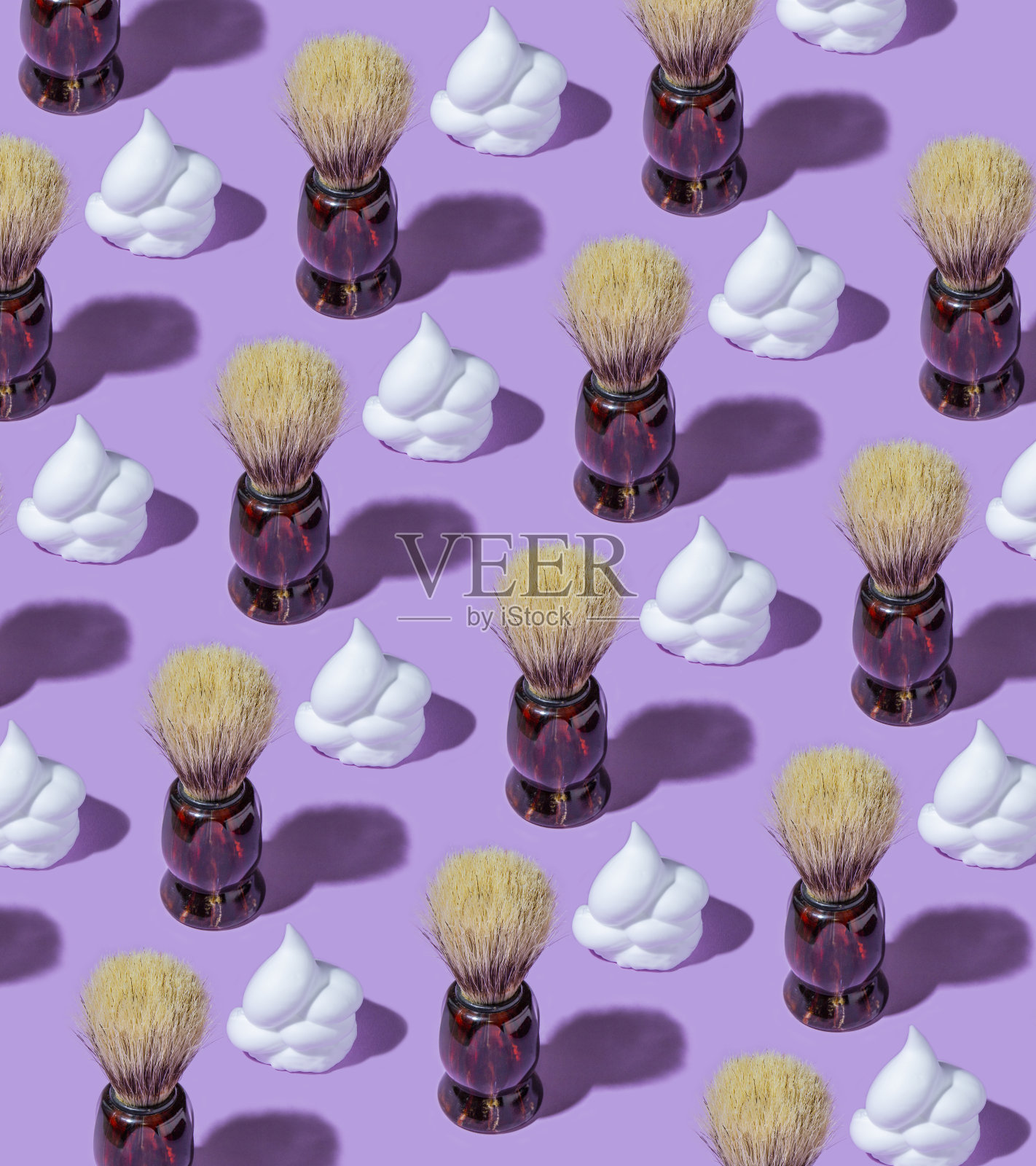 图案剃须泡沫和刷子在紫色的背景。插画图片素材