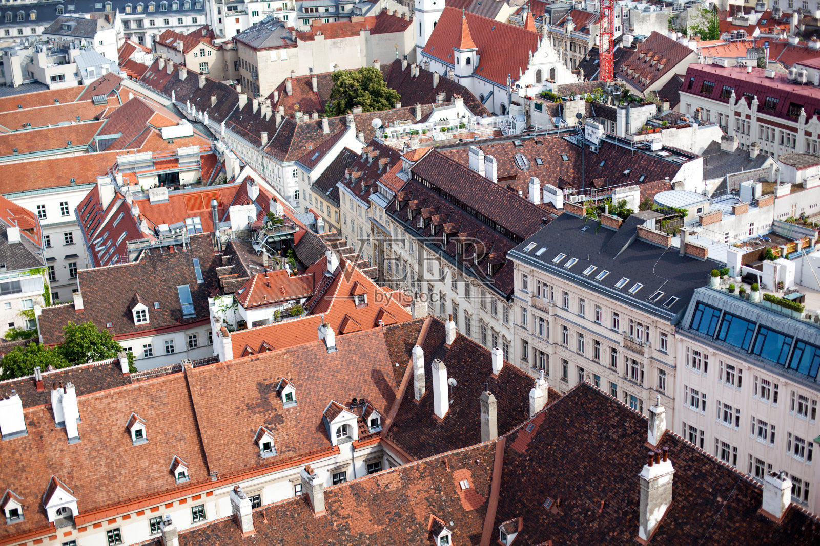 从圣斯蒂芬大教堂俯瞰老城，维也纳，奥地利。欧洲城市的瓦屋顶照片摄影图片