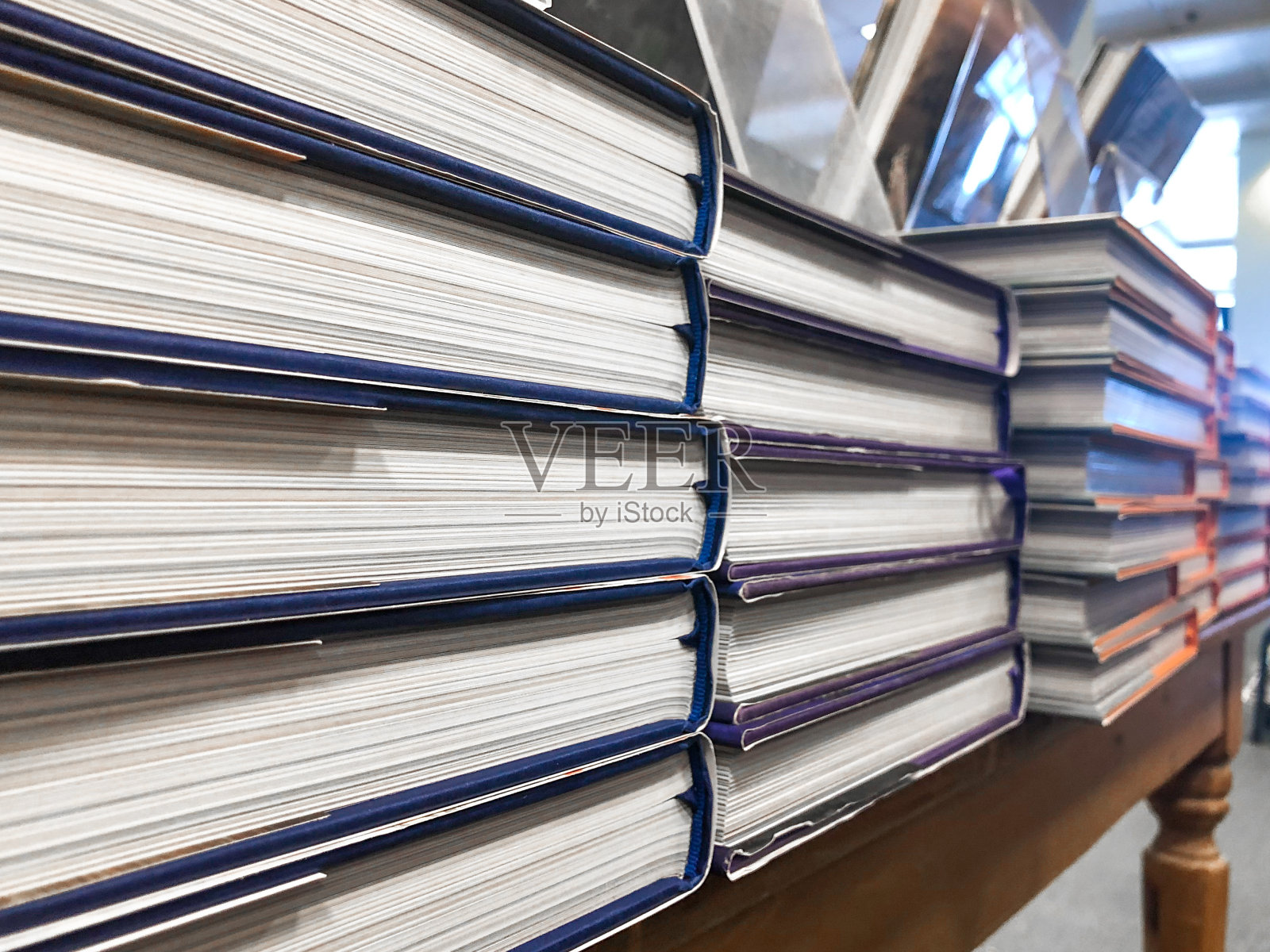 在书店或图书馆仔细堆放书籍照片摄影图片