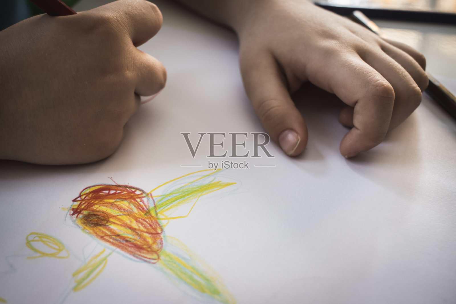 小男孩用彩色铅笔画画照片摄影图片