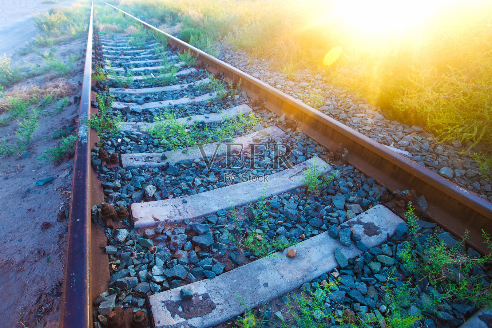 一个废弃的旧铁路的景观照片摄影图片