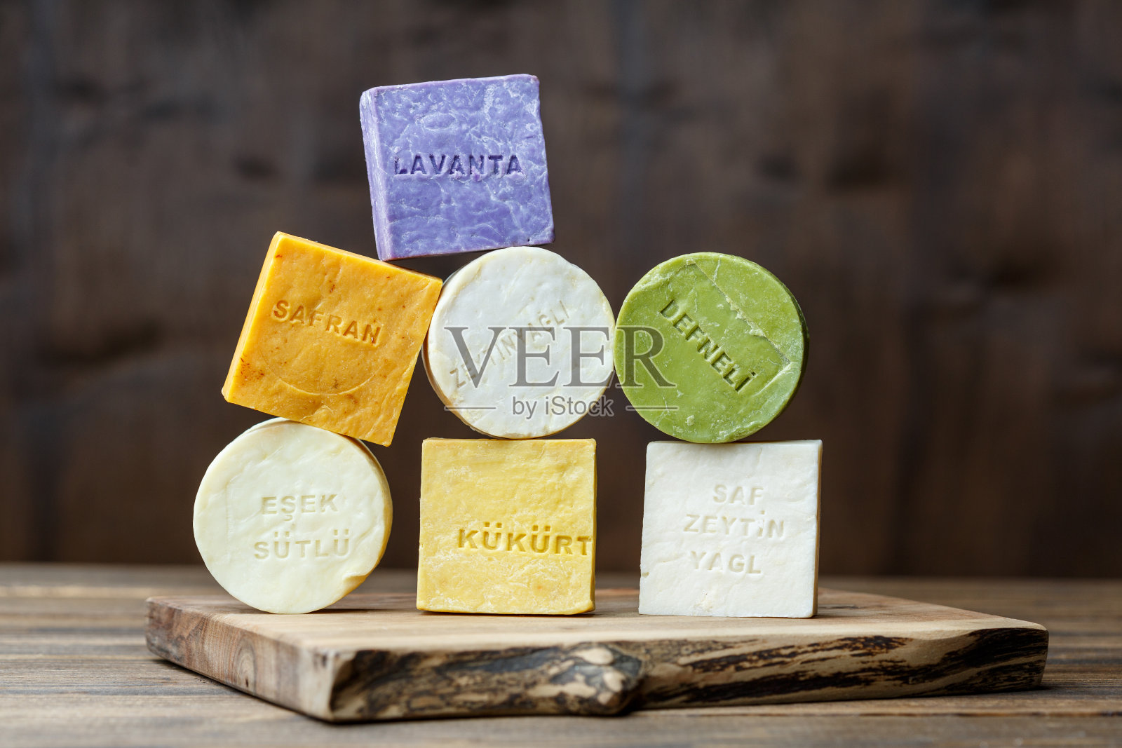 传统的有机土耳其手工彩色肥皂条上的棕色木制背景。照片摄影图片