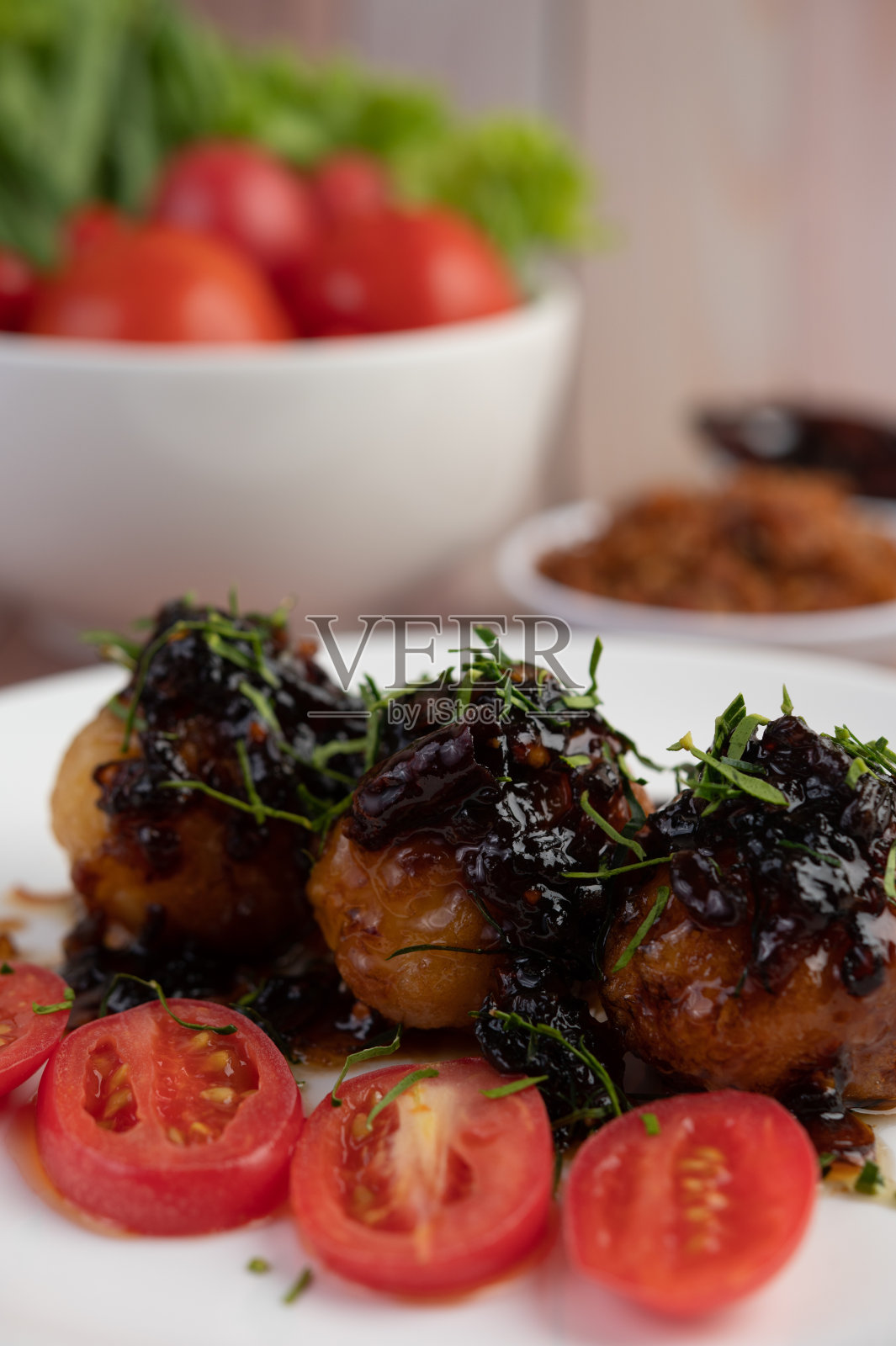 煮蛋用罗望子酱炒，淋上炒洋葱和干辣椒，女婿，泰国菜。照片摄影图片