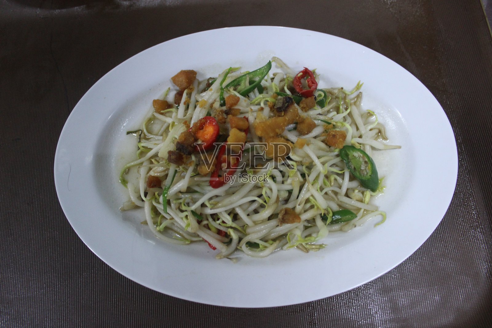 炸豆芽是典型的印尼食物照片摄影图片