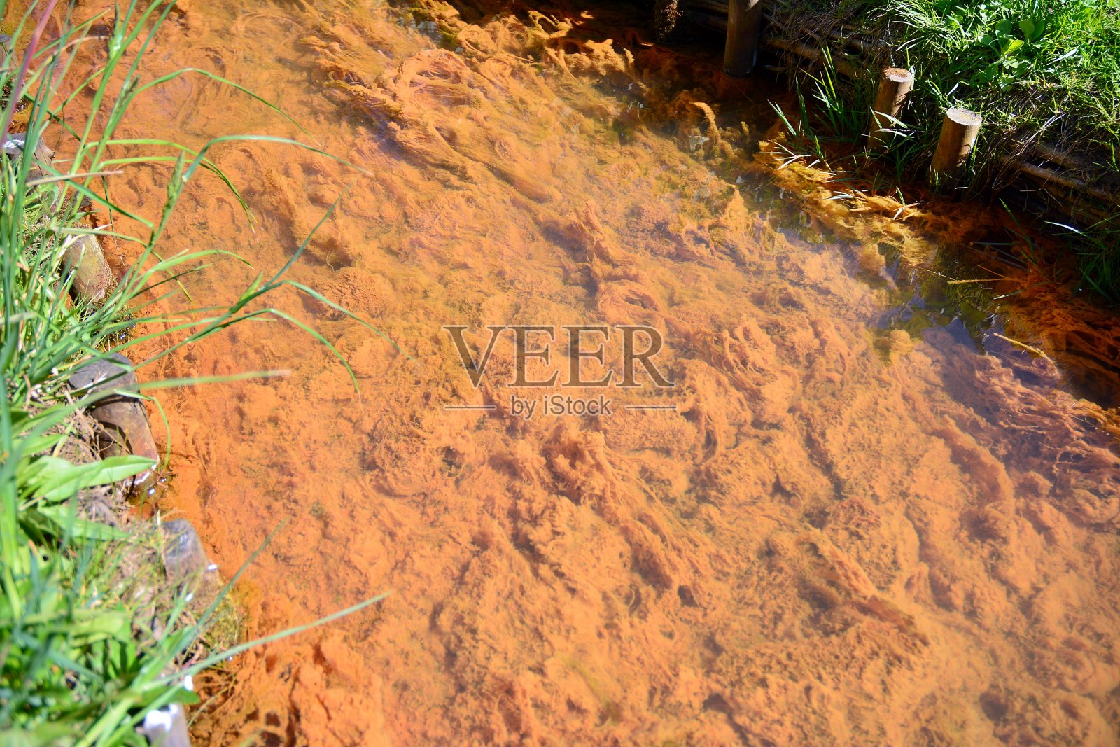 神奇的形成。所有可能的红色和橙色，铁和其他矿物质在水中。照片摄影图片