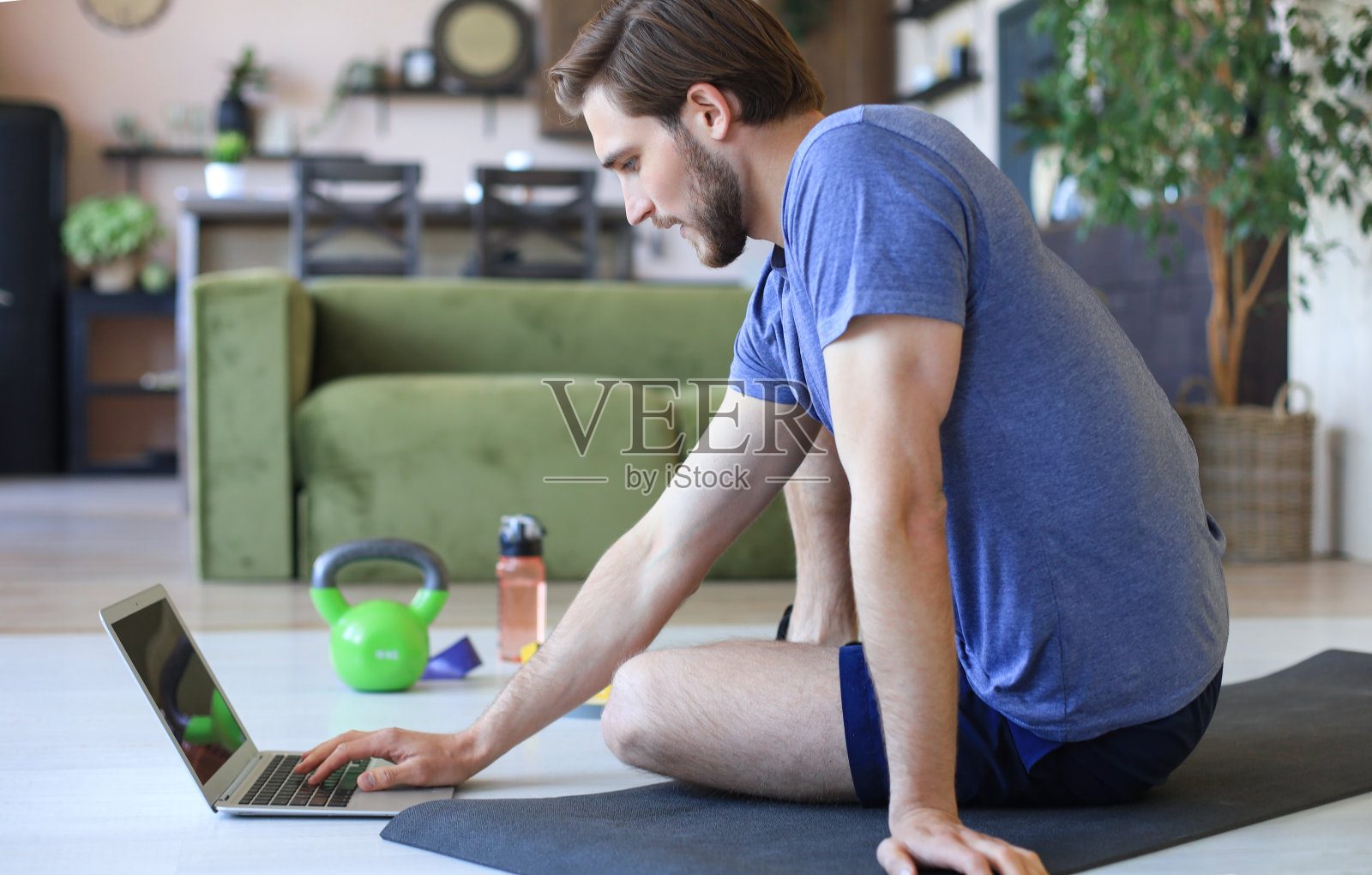 帅哥在隔离期间在家做运动。健康生活理念。照片摄影图片