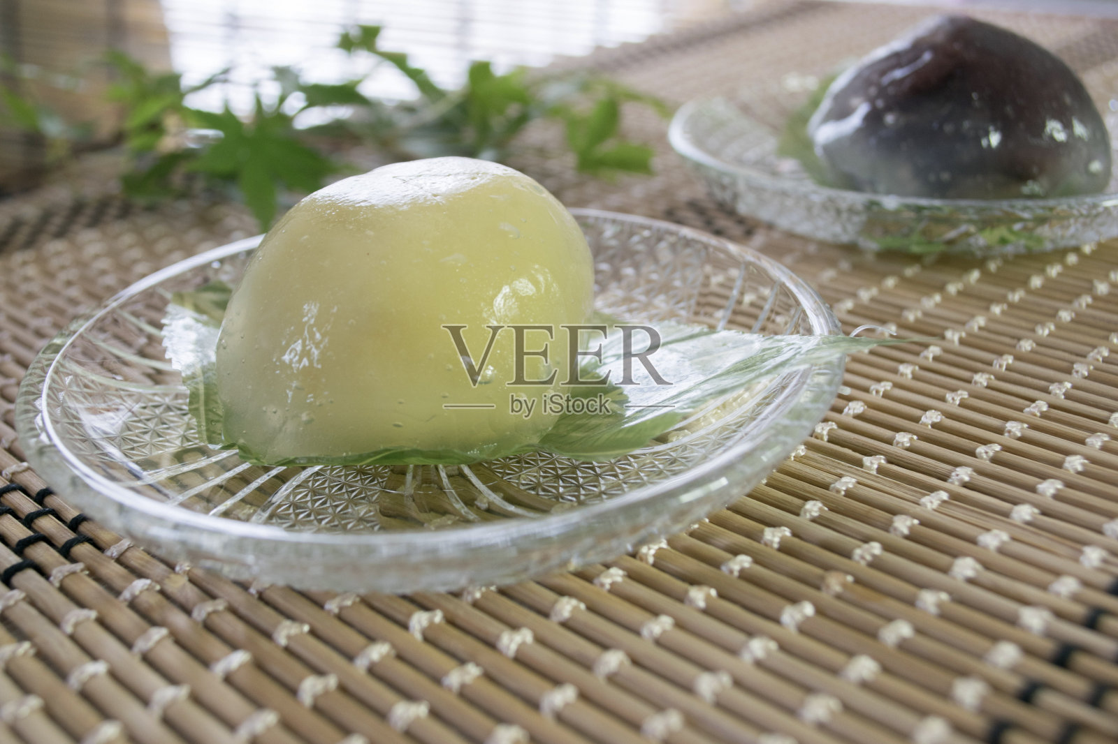 日本传统的夏日甜点放在玻璃盘子里照片摄影图片