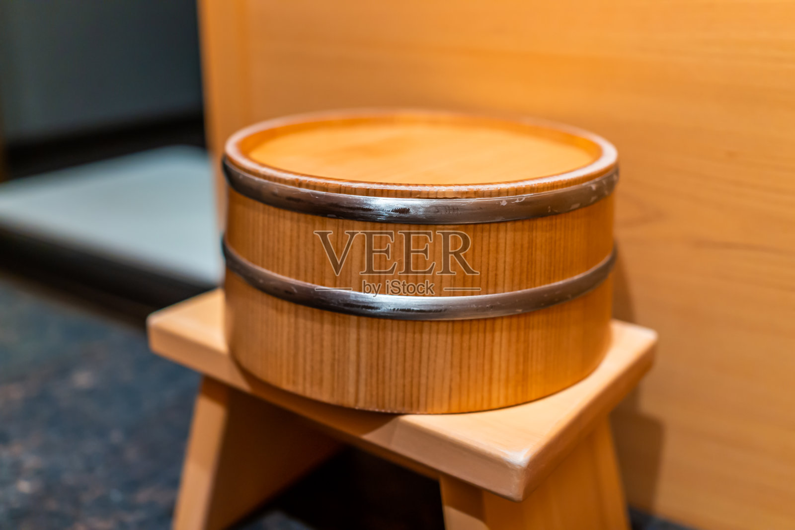 柏木桑拿浴缸木桶传统日本房间与水凳在家庭住宅或温泉酒店浴室内部与日本无人照片摄影图片