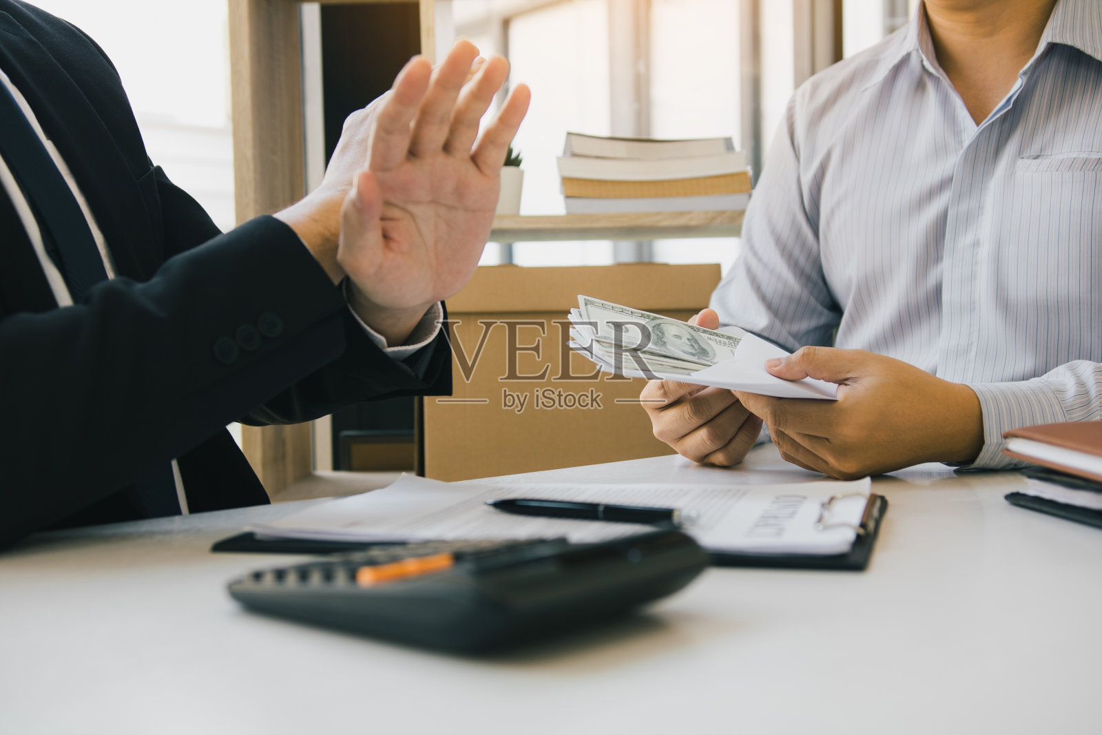 企业家们否认来自合作伙伴的贿赂或腐败行为。照片摄影图片