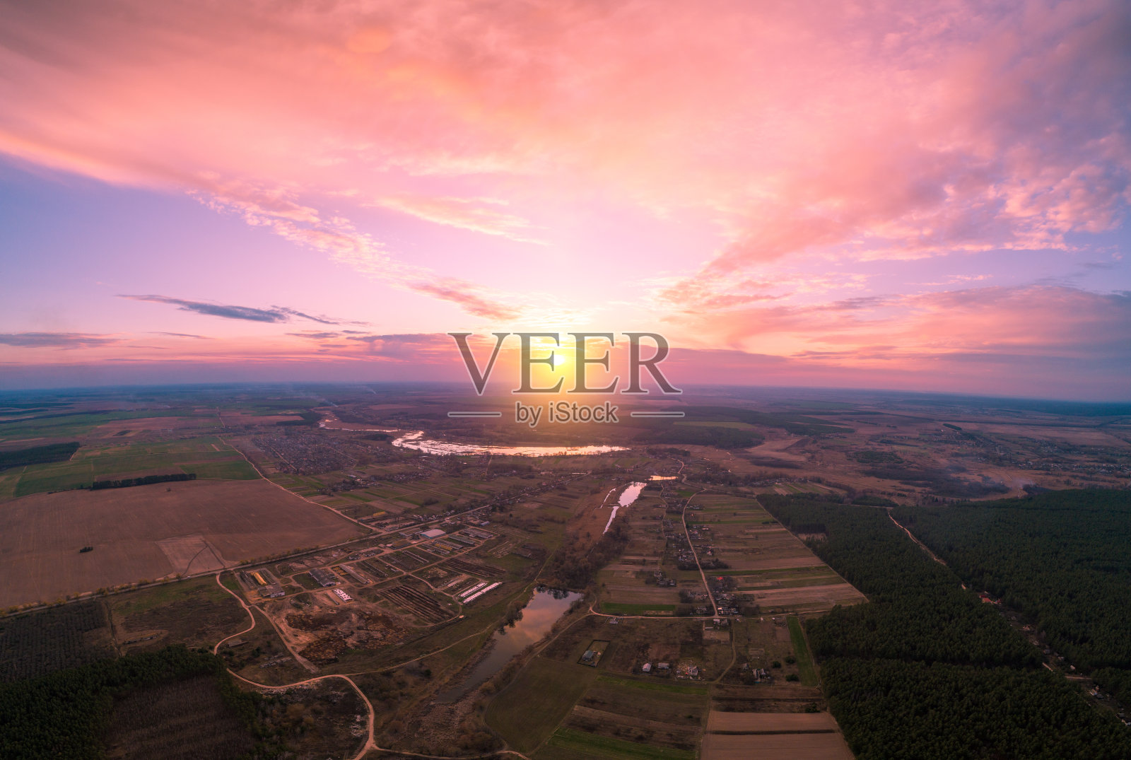 春天的乡村景观。傍晚的村庄。鸟瞰图。日落时，村庄、田野、松树林和河流的全景。全景图9幅照片摄影图片