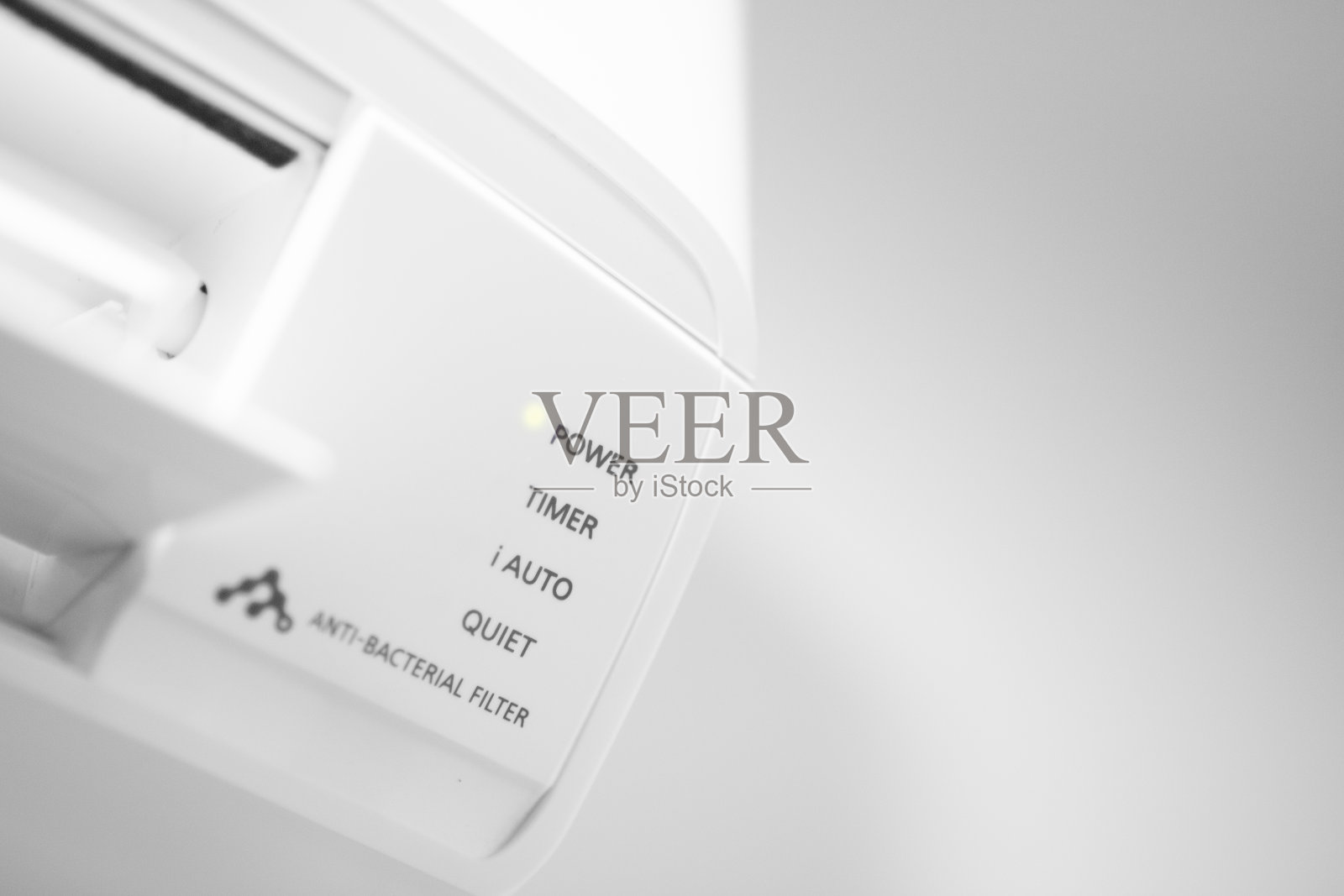 白色墙壁上的分离式空调。特写图片。照片摄影图片