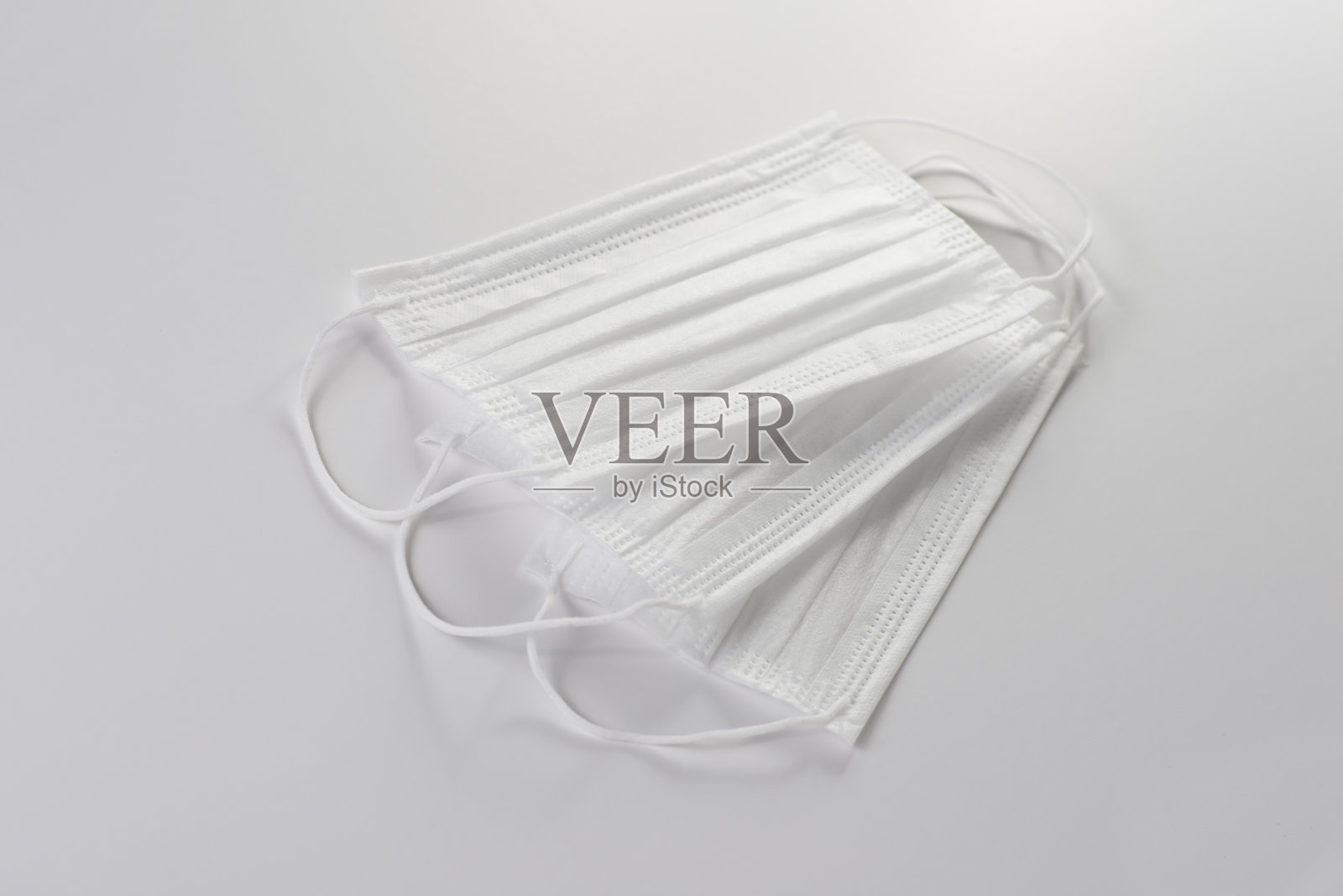 三个面罩，白色背景照片摄影图片