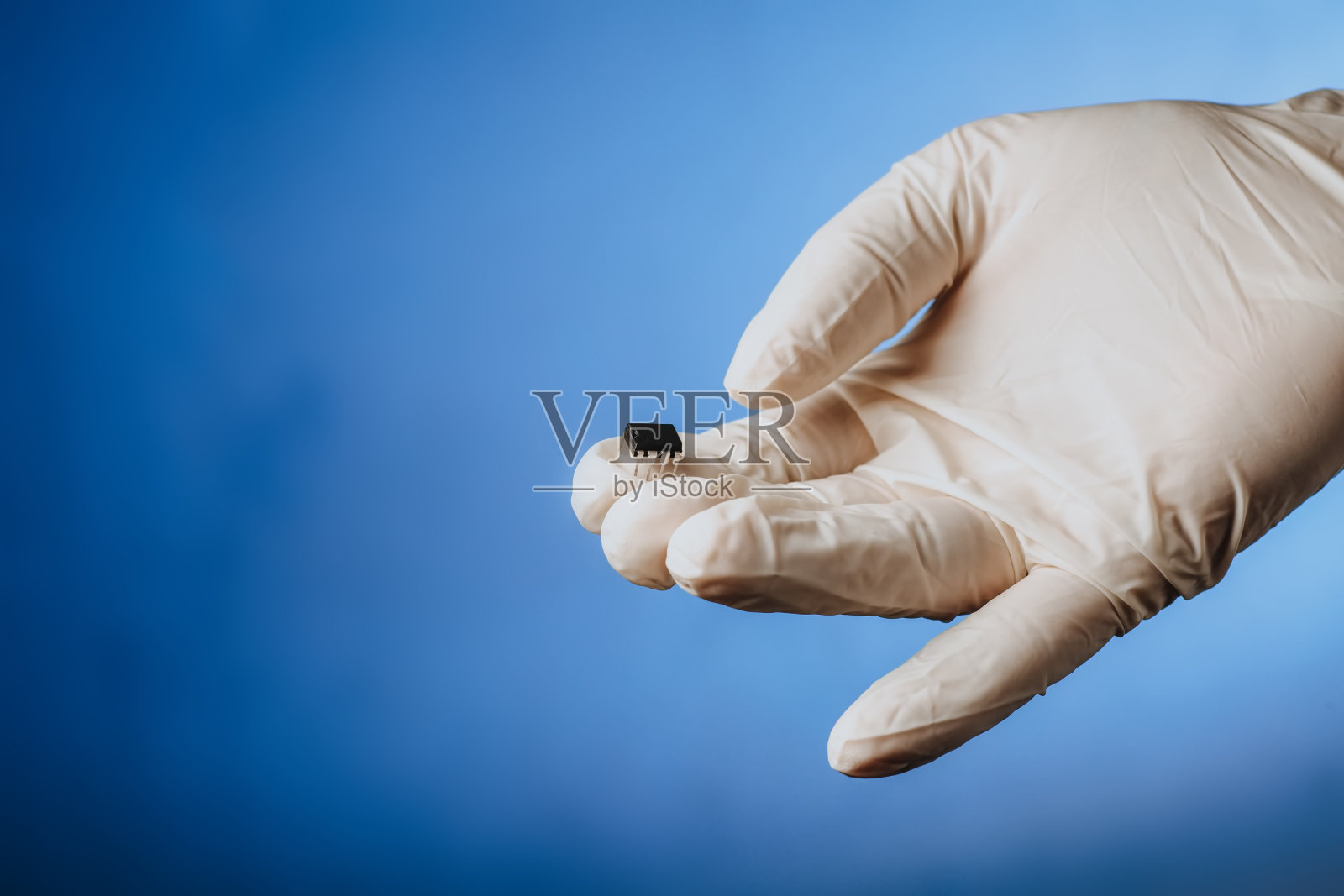 一只白手套里拿着一个筹码照片摄影图片