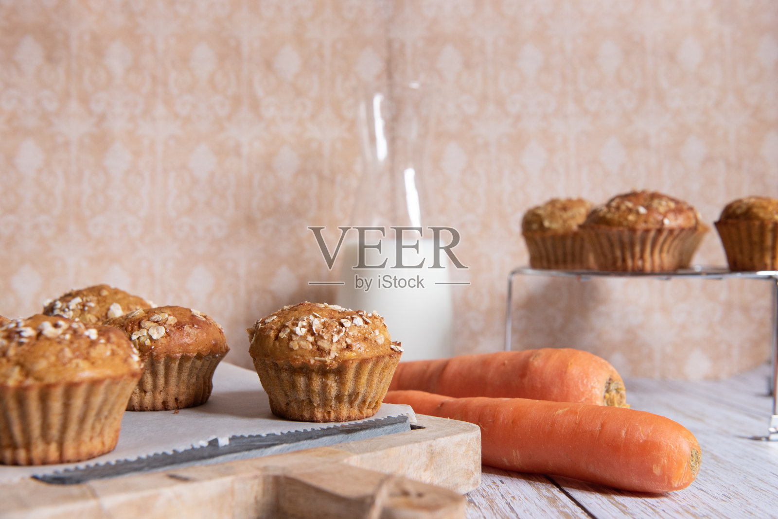 健康的胡萝卜松饼放在木板上。照片摄影图片