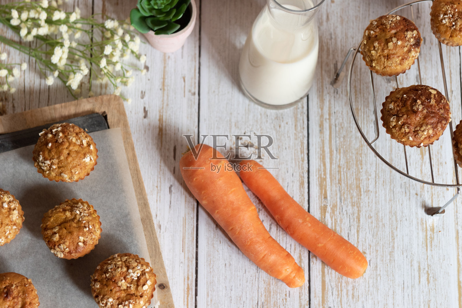 健康的胡萝卜松饼放在木板上。照片摄影图片