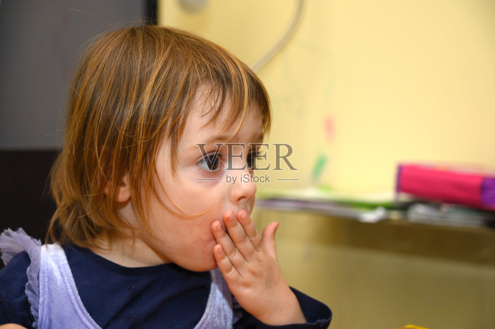 女孩吃香蕉照片摄影图片