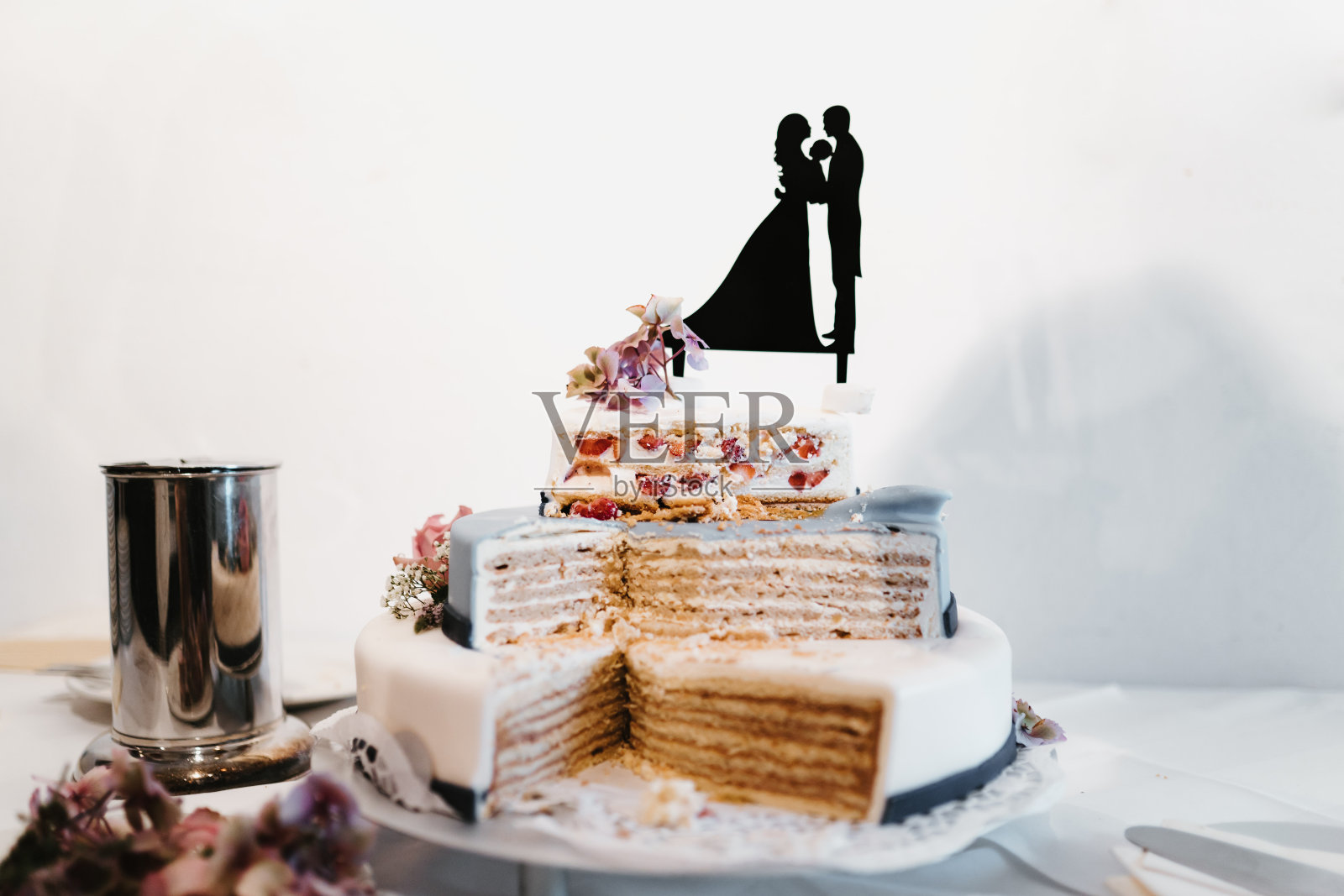 鲜花分层的婚礼蛋糕照片照片摄影图片