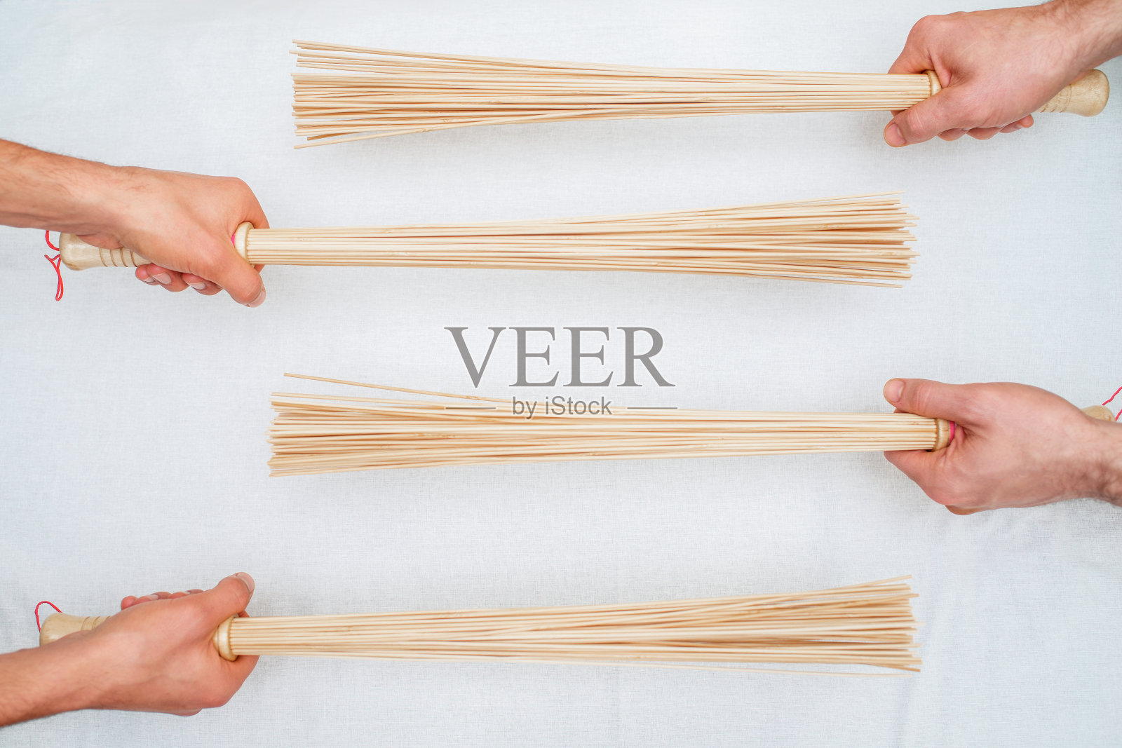 竹扫帚在按摩手。照片摄影图片