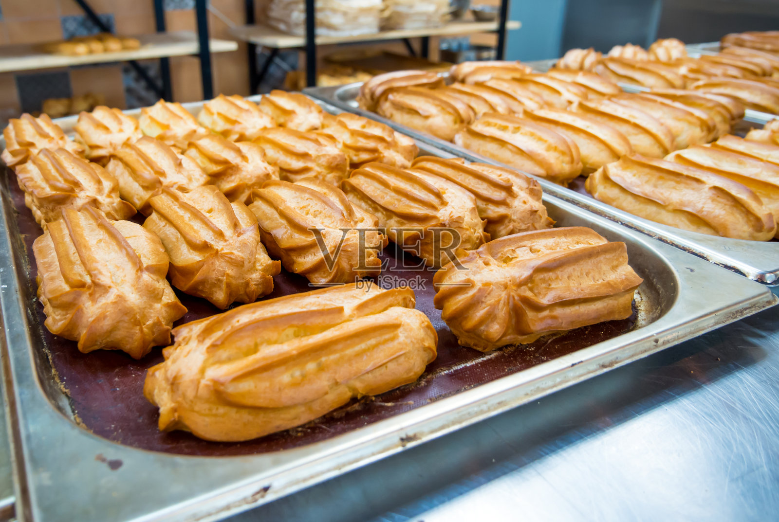 小容量的泡芙制作躺在一个金属托盘照片摄影图片