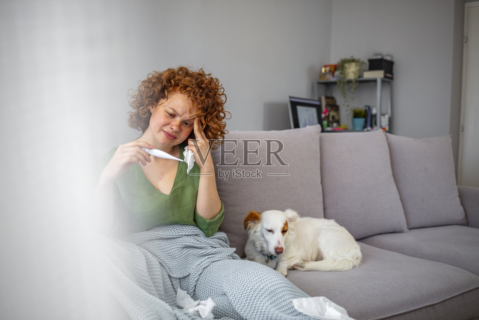 生病并查看温度计照片摄影图片