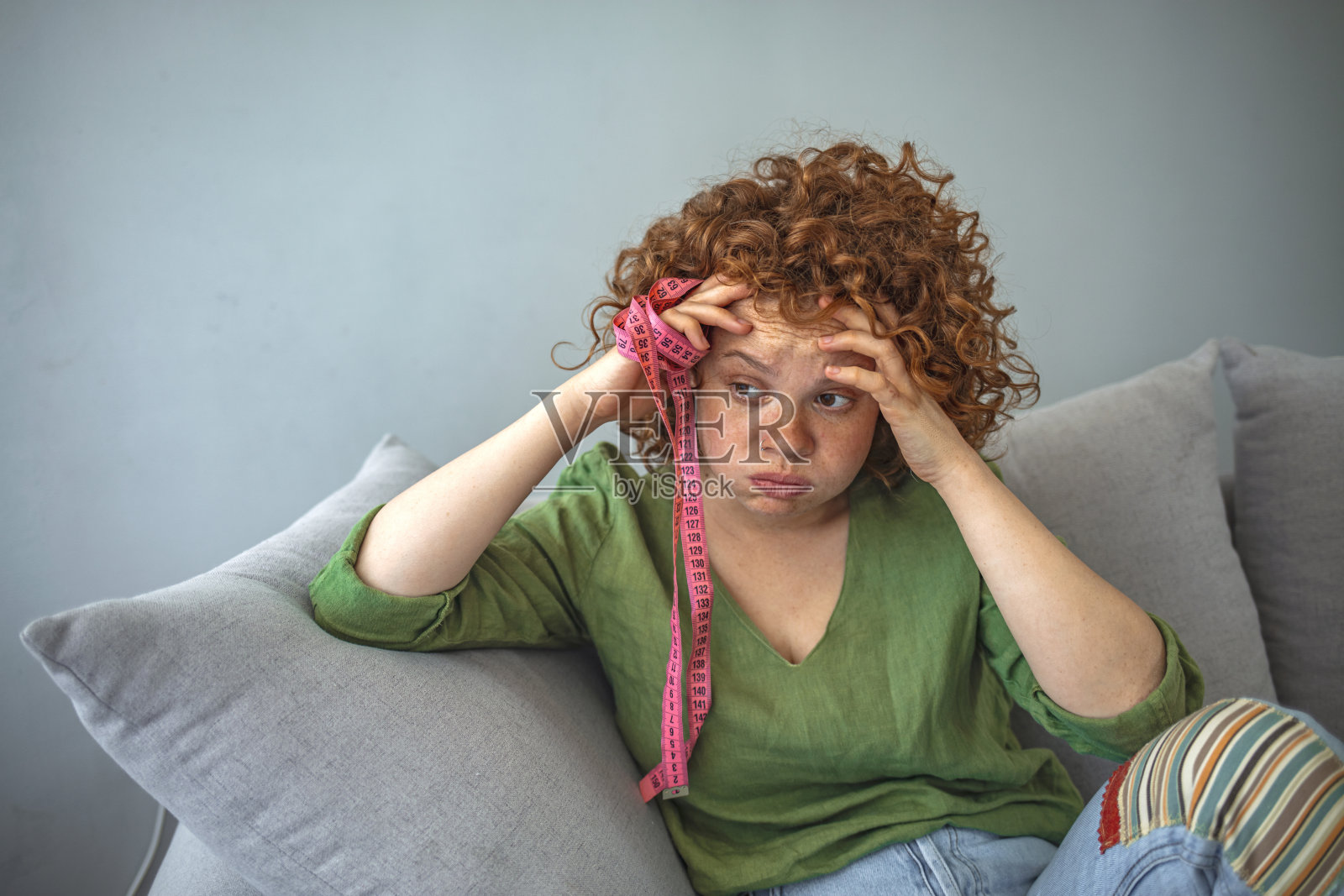 遮住脸的女孩肖像照片摄影图片