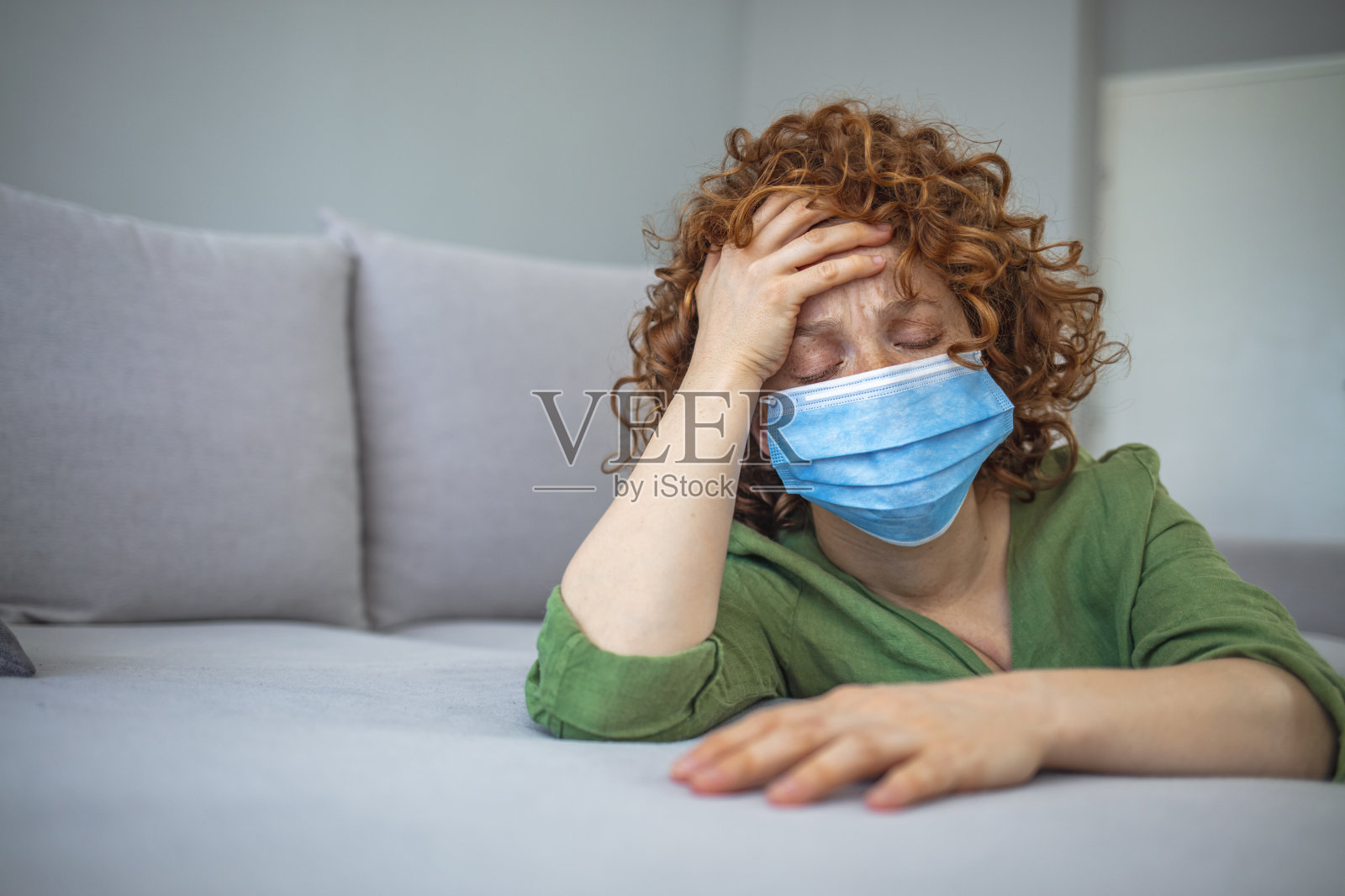 在家的悲伤、抑郁的女人。照片摄影图片