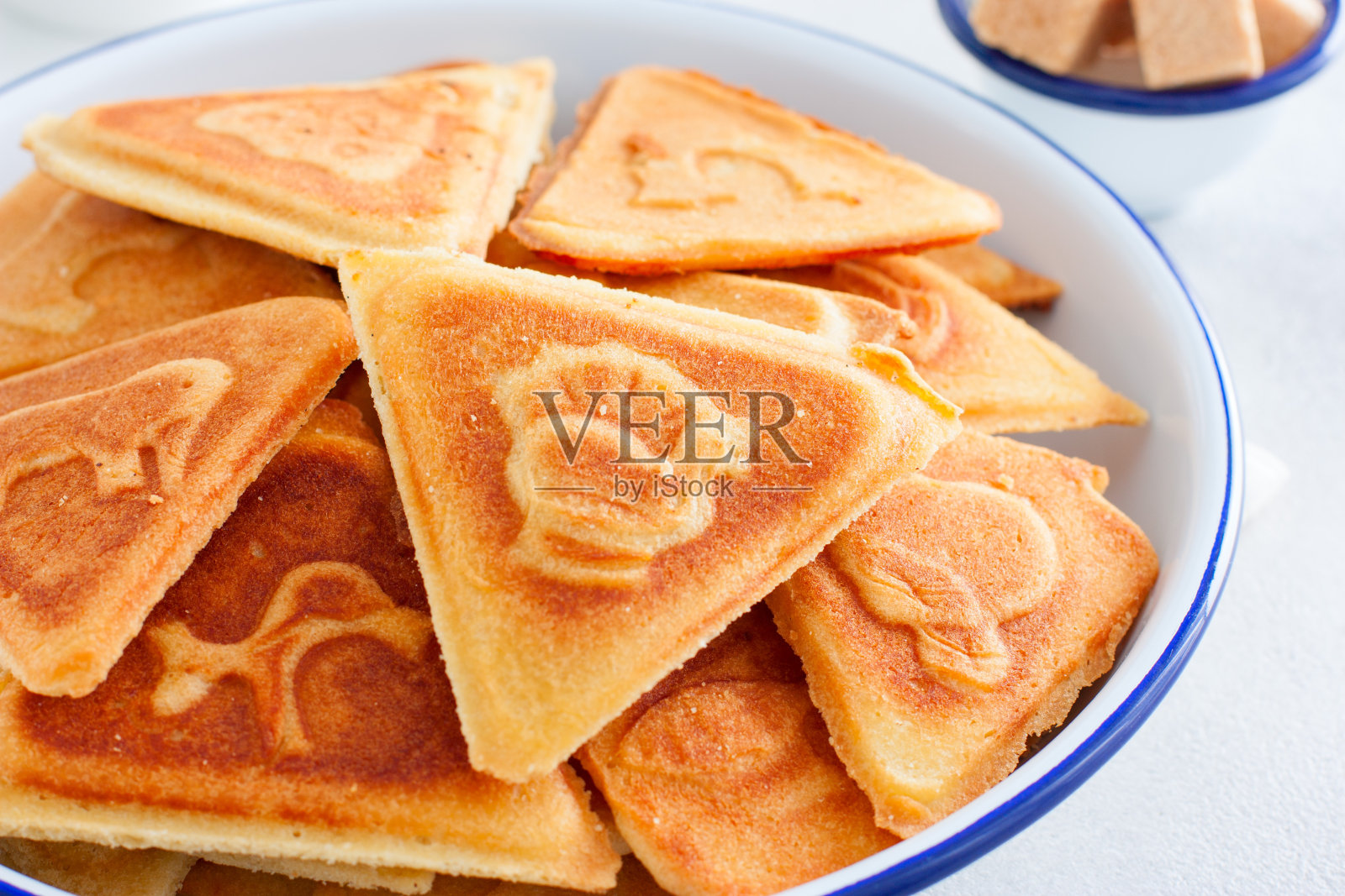 传统的俄罗斯饼干，在一个带有印花的盘子上烹饪，而不是在一个搪瓷的白色碗里烘烤，有选择的焦点照片摄影图片