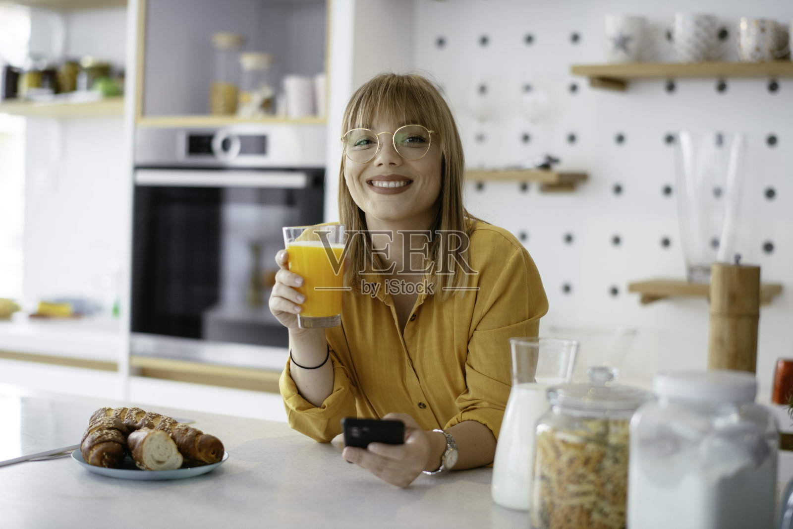 年轻女子在网上看新闻。照片摄影图片