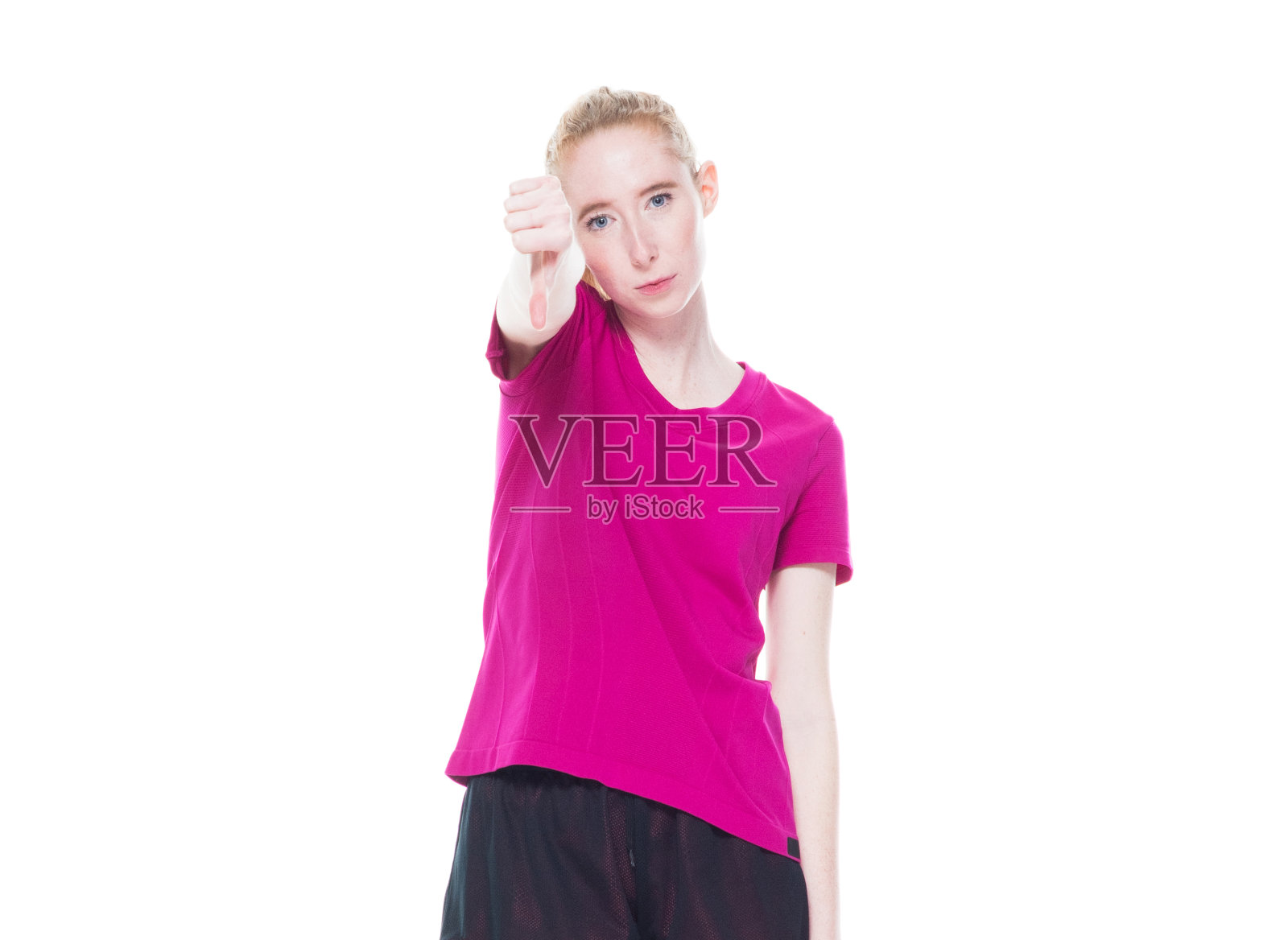 白人女性在白人背景下锻炼照片摄影图片