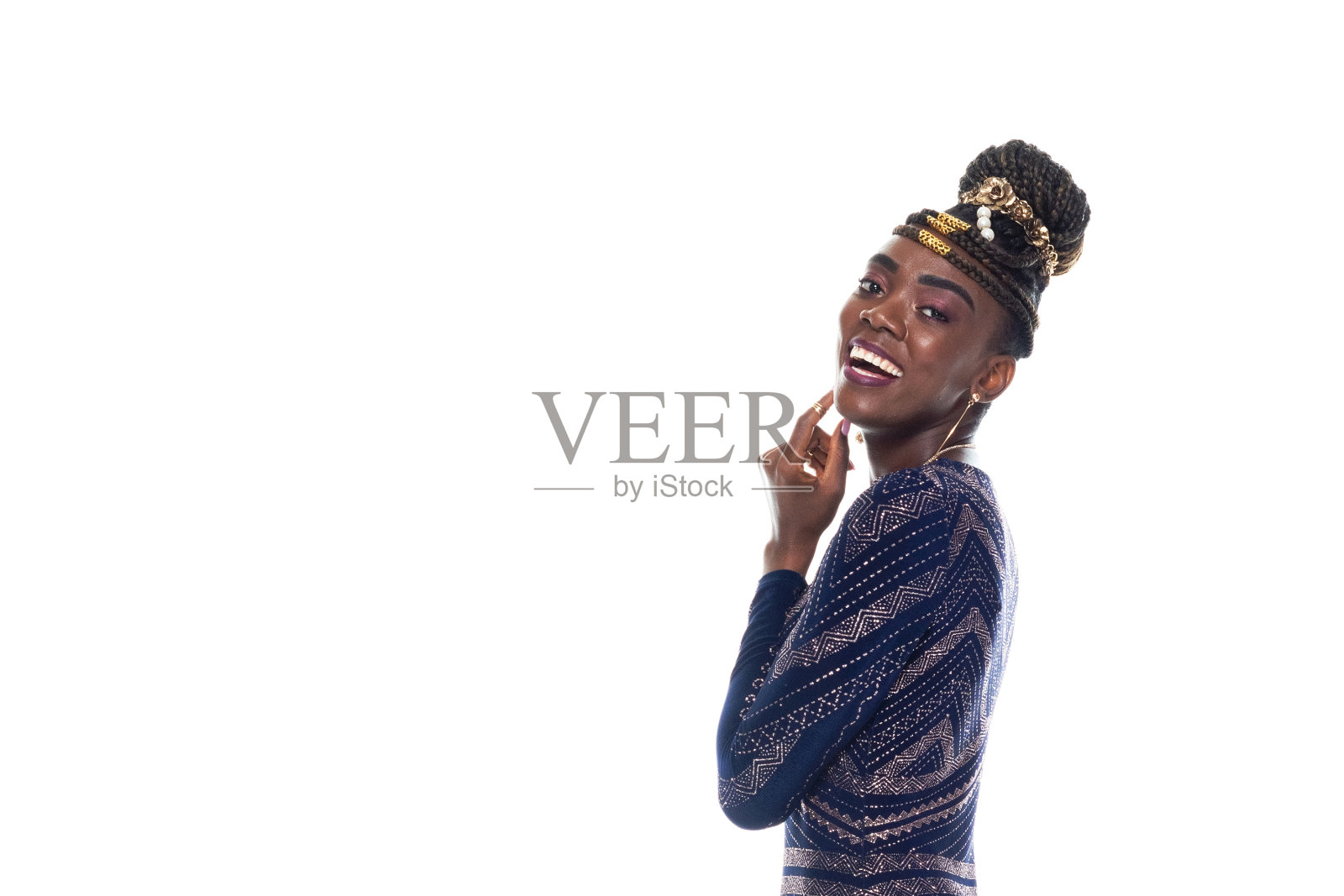 非洲裔年轻女性穿着长裙站在白色背景前照片摄影图片