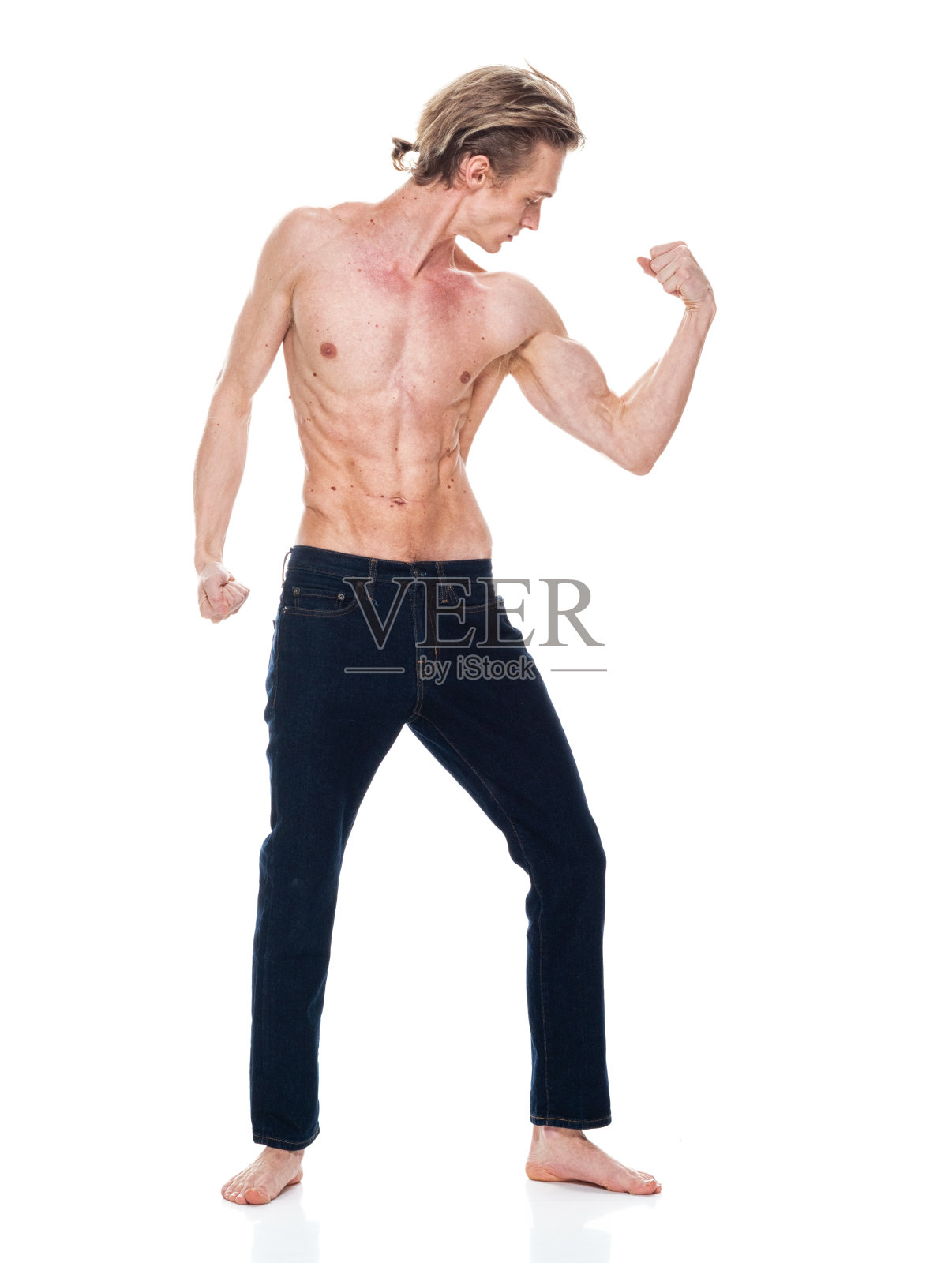 白人年轻男性穿着牛仔裤站在白色背景前照片摄影图片